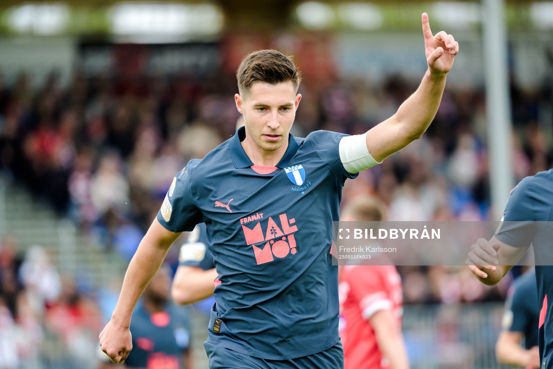 Malmö FFs Lasse Berg Johnsen jublar efter 0-1 på straff under fotbollsmatchen i Allsvenskan mellan Degerfors och Malmö FF den 11 maj 2025 i Degerfors.