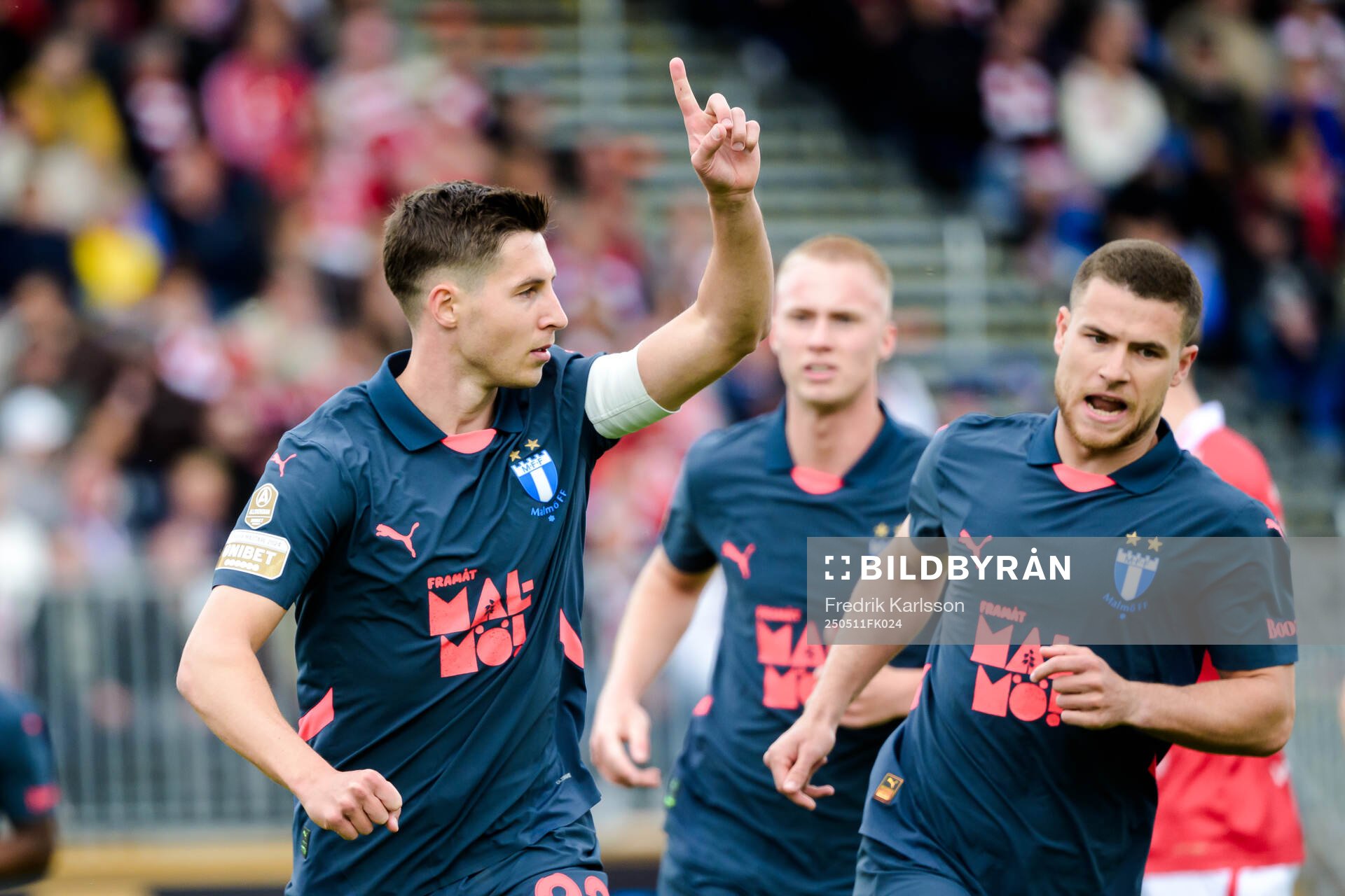 Malmö FFs Lasse Berg Johnsen jublar efter 0-1 på straff under fotbollsmatchen i Allsvenskan mellan Degerfors och Malmö FF den 11 maj 2025 i Degerfors.