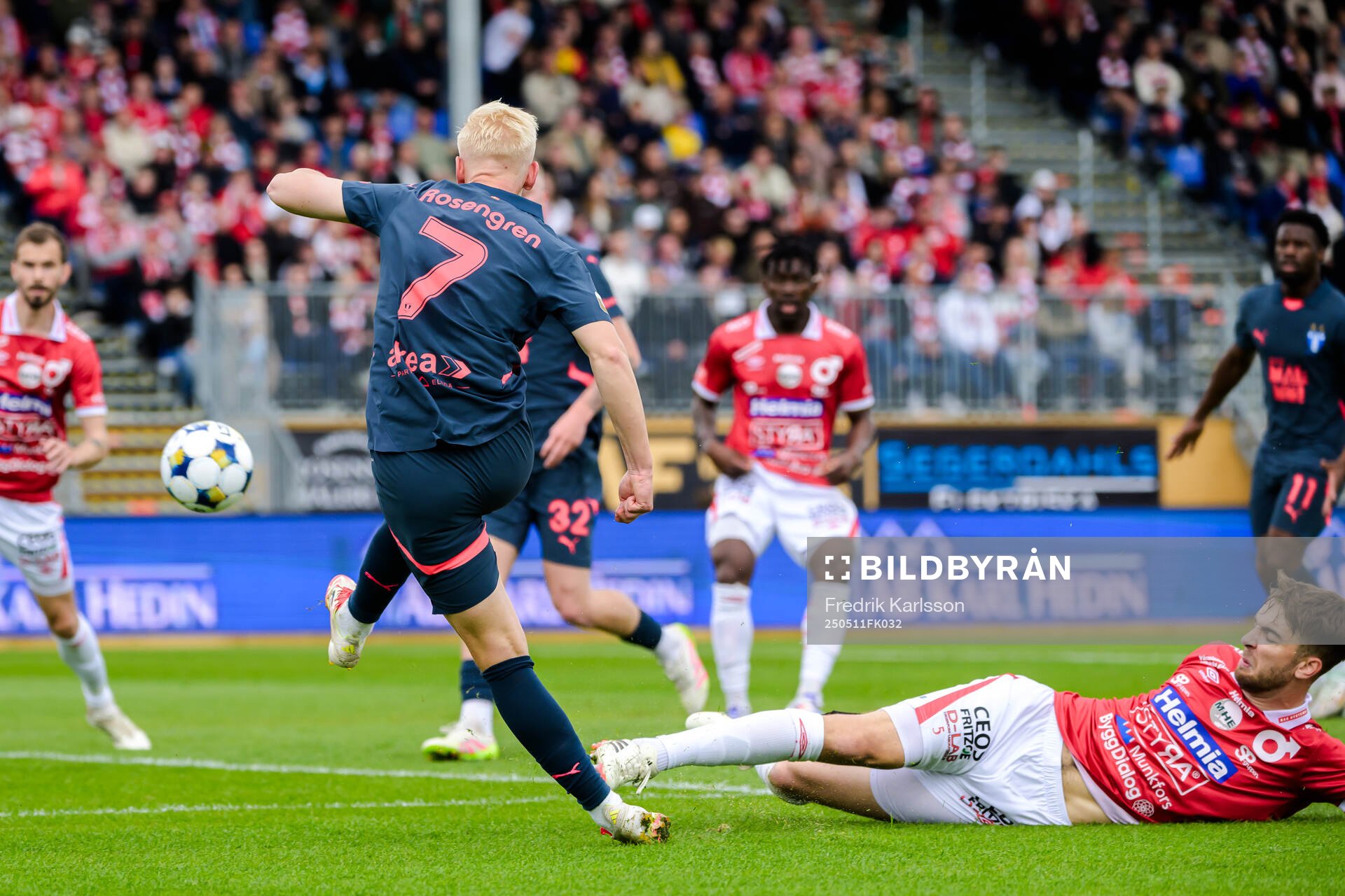 Malmö FFs Otto Rosengren och Degerfors Juhani Pikkarainen under fotbollsmatchen i Allsvenskan mellan Degerfors och Malmö FF den 11 maj 2025 i Degerfors.