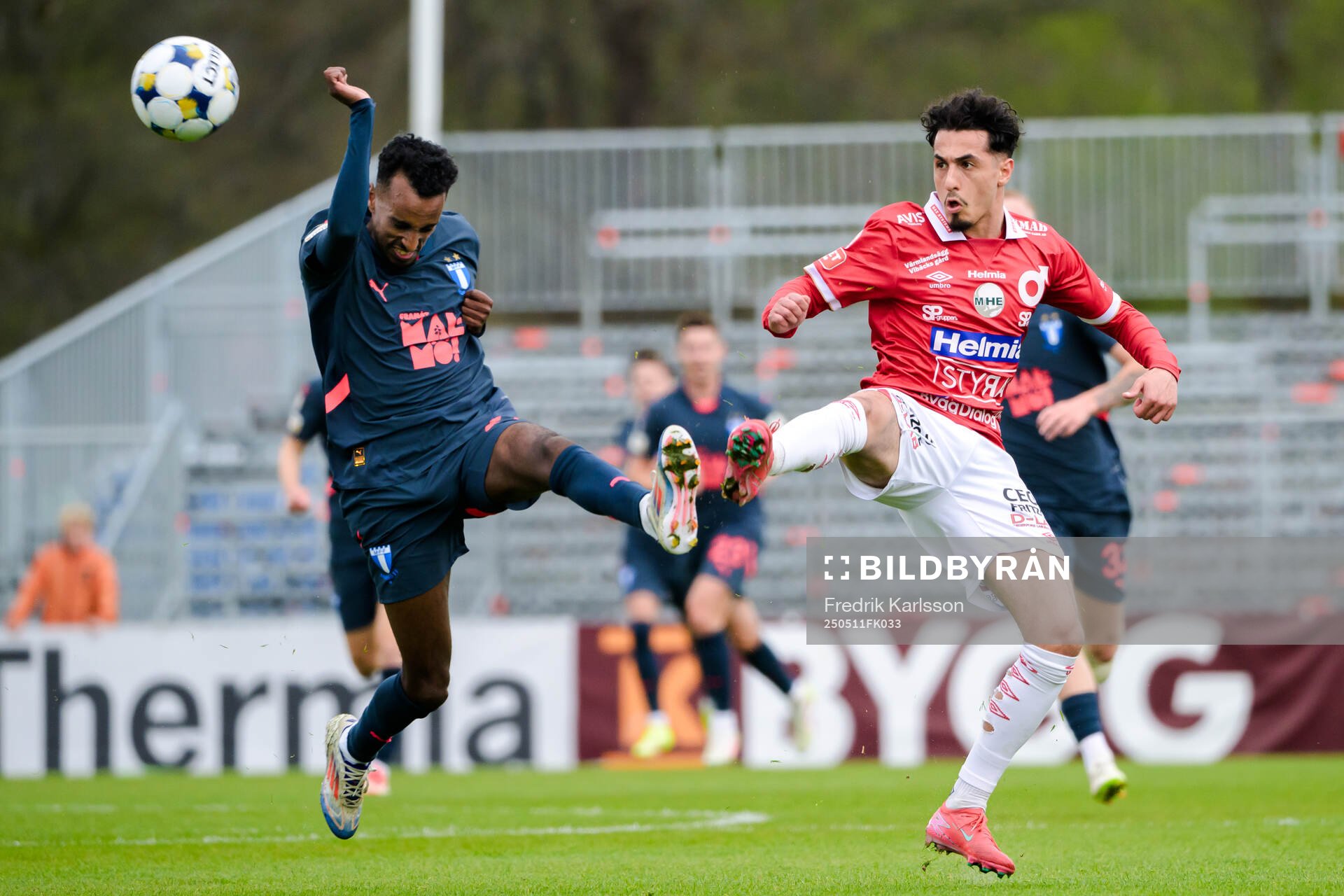 Malmö FFs Taha Ali och Degerfors Elias Barsoum under fotbollsmatchen i Allsvenskan mellan Degerfors och Malmö FF den 11 maj 2025 i Degerfors.