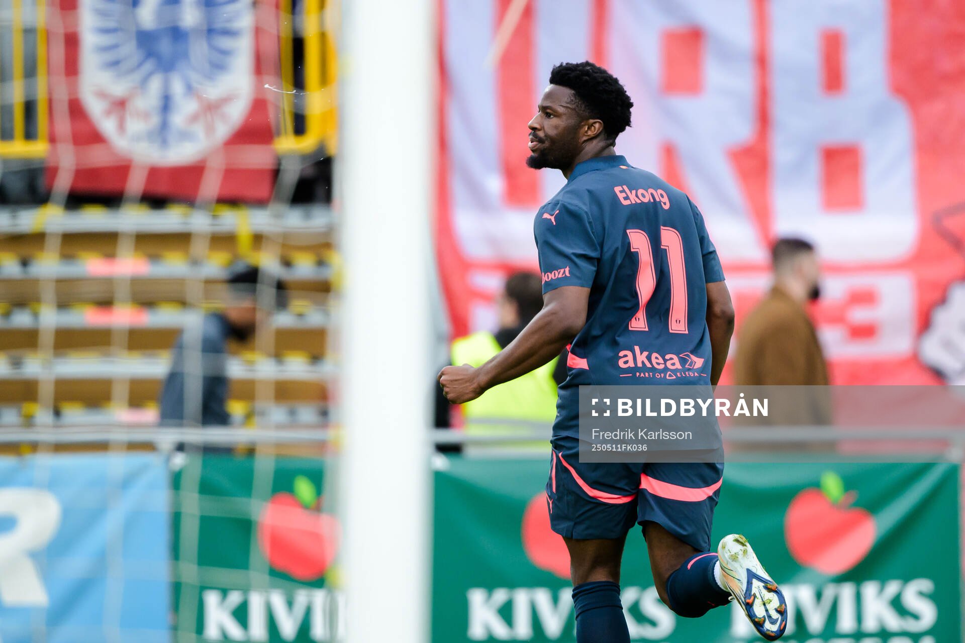 Malmö FFs Emmanuel Ekong jublar efter 0-2 under fotbollsmatchen i Allsvenskan mellan Degerfors och Malmö FF den 11 maj 2025 i Degerfors.