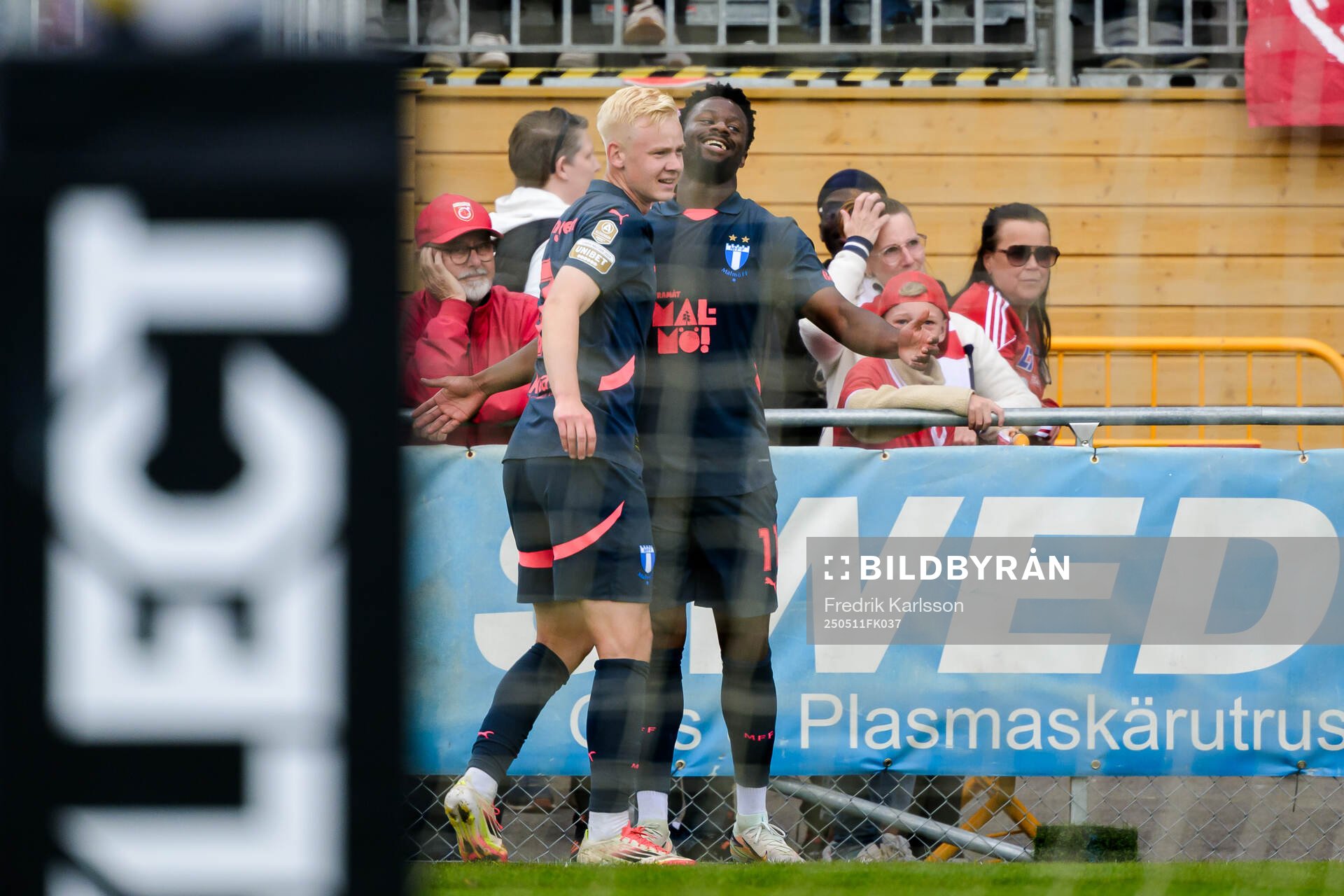 Malmö FFs Emmanuel Ekong jublar efter 0-2 under fotbollsmatchen i Allsvenskan mellan Degerfors och Malmö FF den 11 maj 2025 i Degerfors.