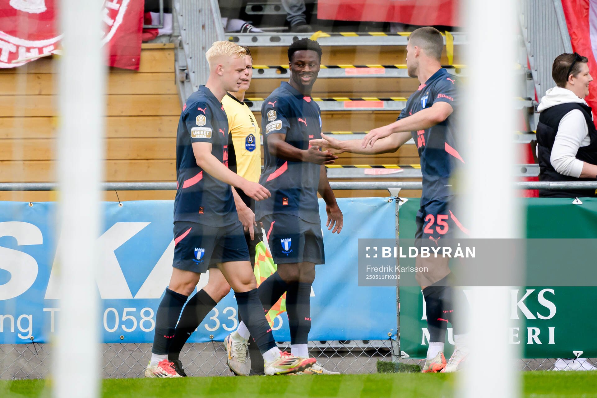 Malmö FFs Emmanuel Ekong jublar efter 0-2 under fotbollsmatchen i Allsvenskan mellan Degerfors och Malmö FF den 11 maj 2025 i Degerfors.