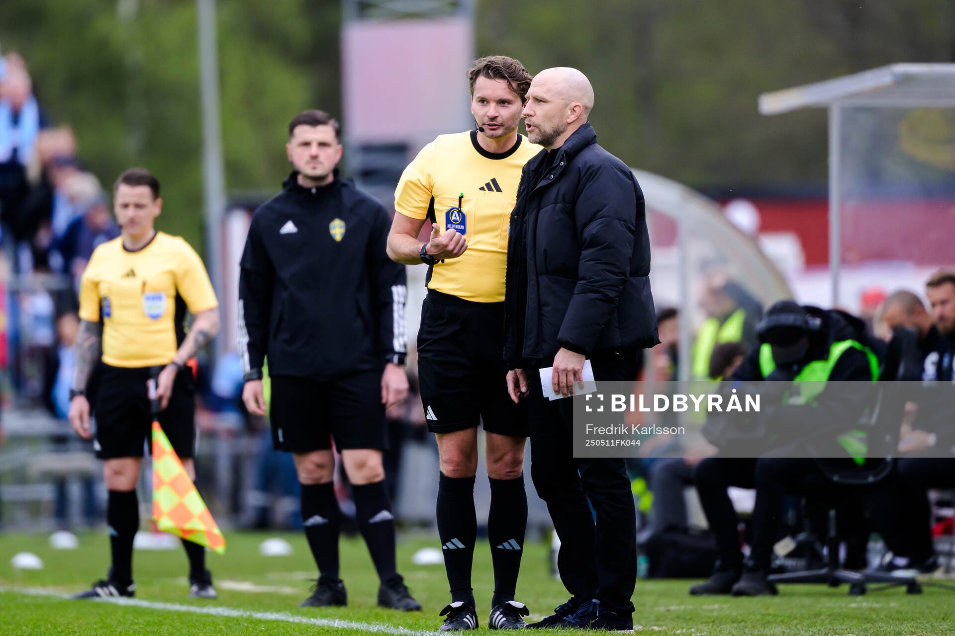 Domare Joakim Östling och Malmö FFs tränare Henrik Rydström under fotbollsmatchen i Allsvenskan mellan Degerfors och Malmö FF den 11 maj 2025 i Degerfors.