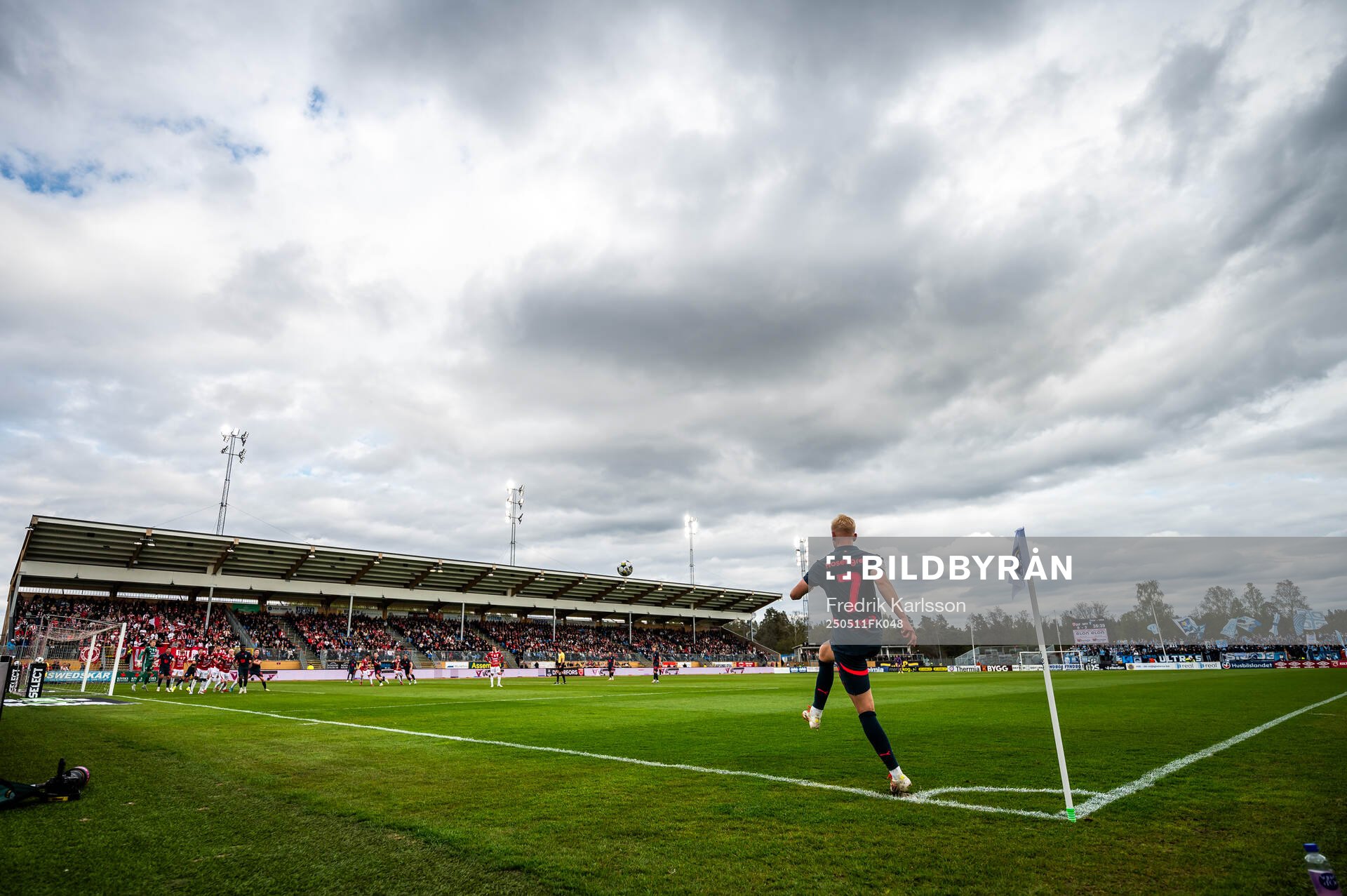 Malmö FFs Otto Rosengren lägger en hörna under fotbollsmatchen i Allsvenskan mellan Degerfors och Malmö FF den 11 maj 2025 i Degerfors.