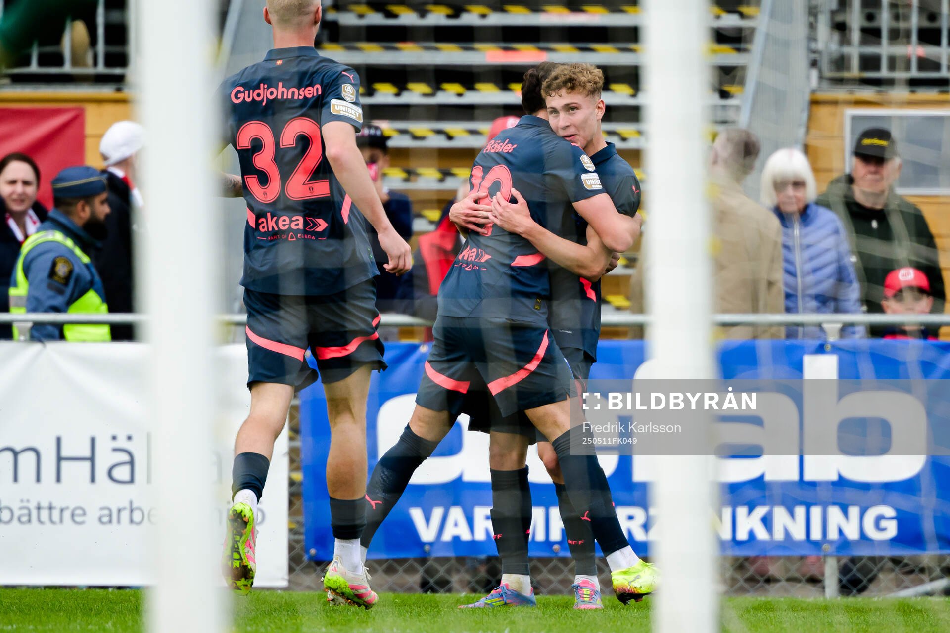 Malmö FFs Hugo Bolin jublar efter 0-3 under fotbollsmatchen i Allsvenskan mellan Degerfors och Malmö FF den 11 maj 2025 i Degerfors. 