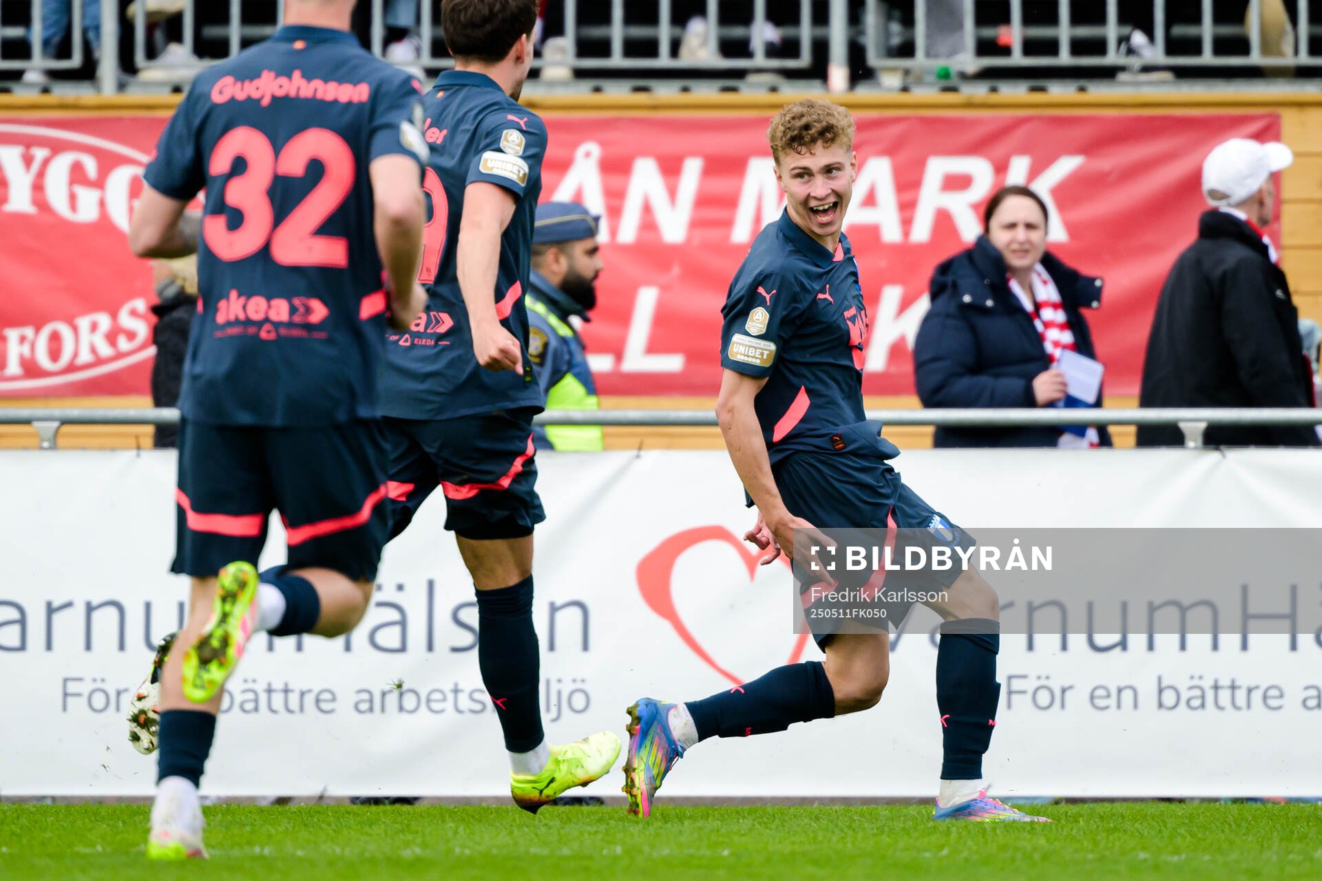 Malmö FFs Hugo Bolin jublar efter 0-3 under fotbollsmatchen i Allsvenskan mellan Degerfors och Malmö FF den 11 maj 2025 i Degerfors. 