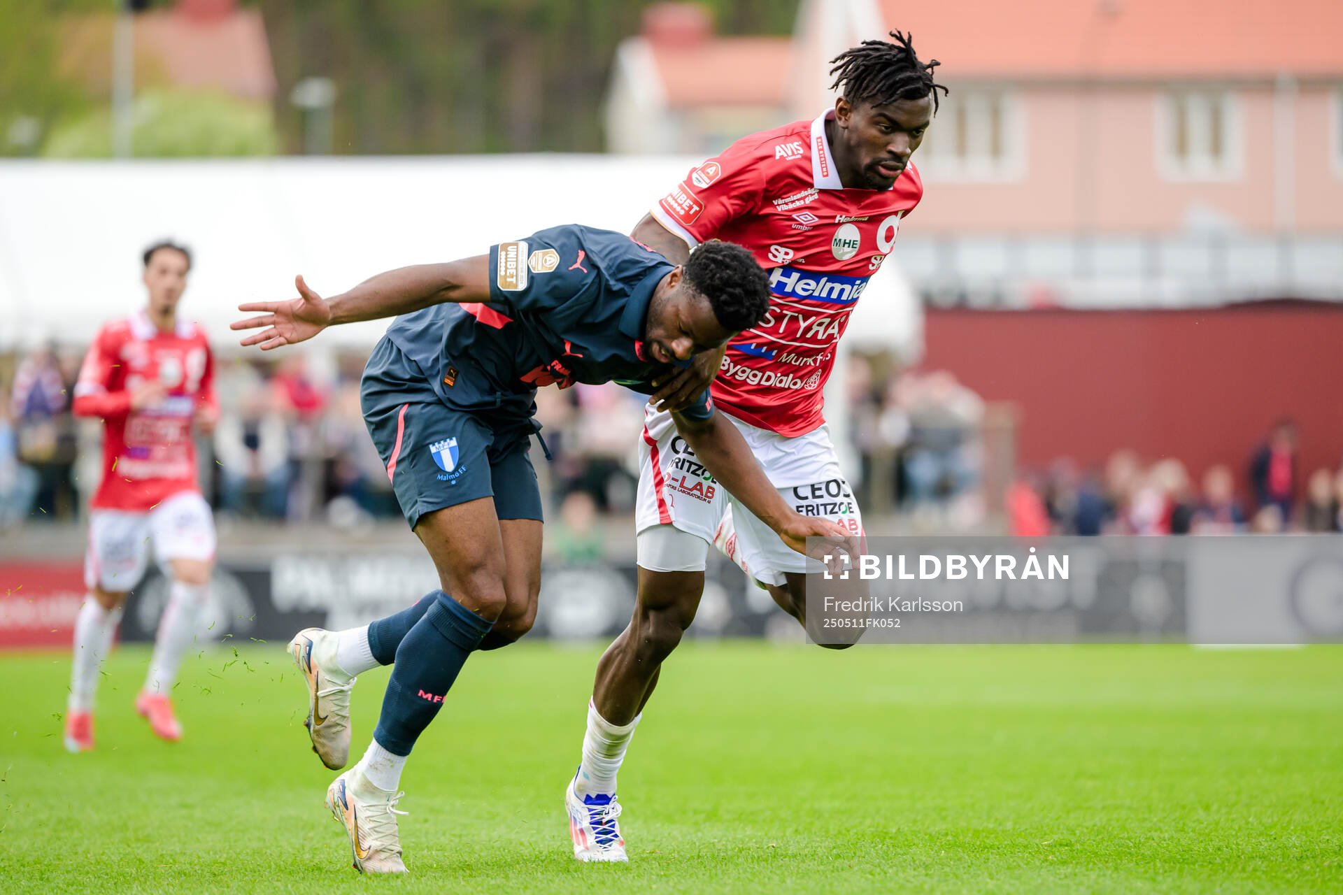 Malmö FFs Emmanuel Ekong och Degerfors Mamadouba Diaby under fotbollsmatchen i Allsvenskan mellan Degerfors och Malmö FF den 11 maj 2025 i Degerfors.