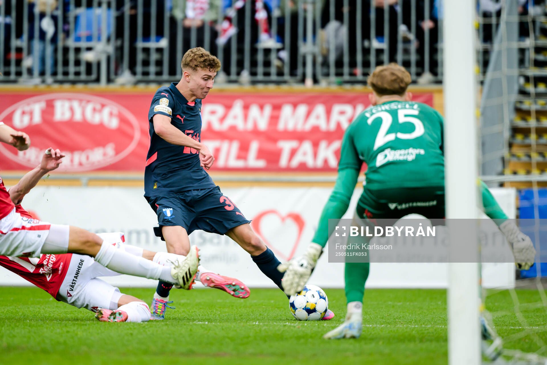 Malmö FFs Hugo Bolin under fotbollsmatchen i Allsvenskan mellan Degerfors och Malmö FF den 11 maj 2025 i Degerfors. 