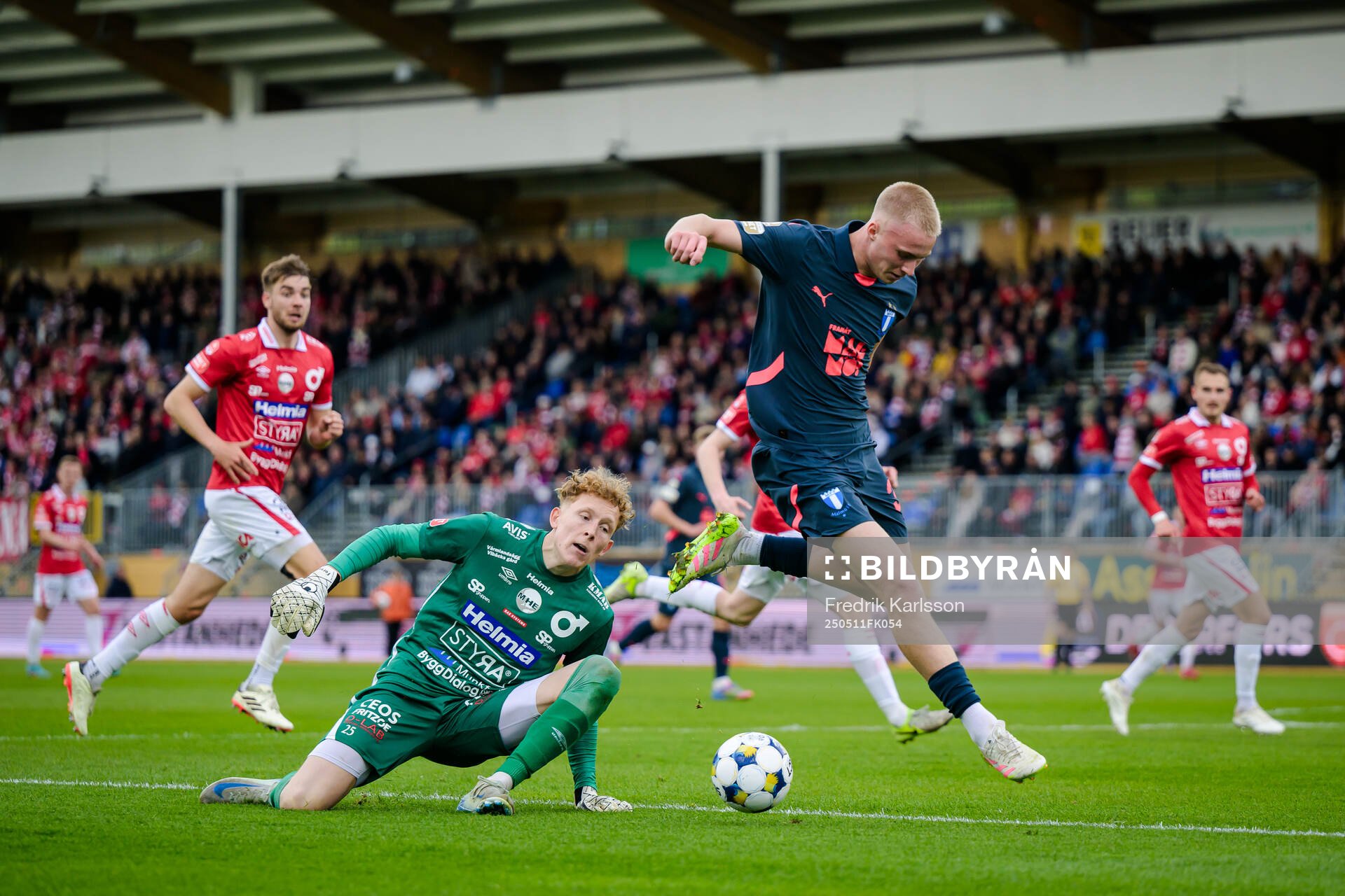 Degerfors målvakt Rasmus Forsell och Malmö FFs Daniel Gudjohnsen under fotbollsmatchen i Allsvenskan mellan Degerfors och Malmö FF den 11 maj 2025 i Degerfors.