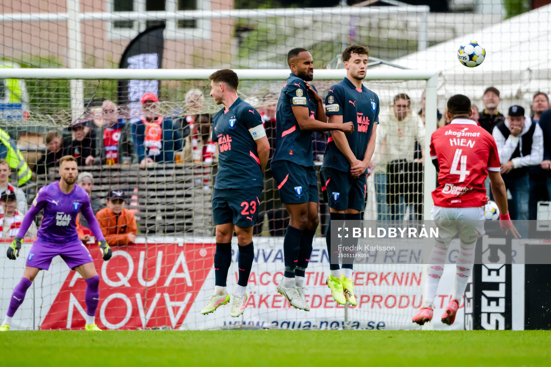 Malmö FFs Lasse Berg Johnsen, Isaac Thelin och Colin Rösler under fotbollsmatchen i Allsvenskan mellan Degerfors och Malmö FF den 11 maj 2025 i Degerfors.