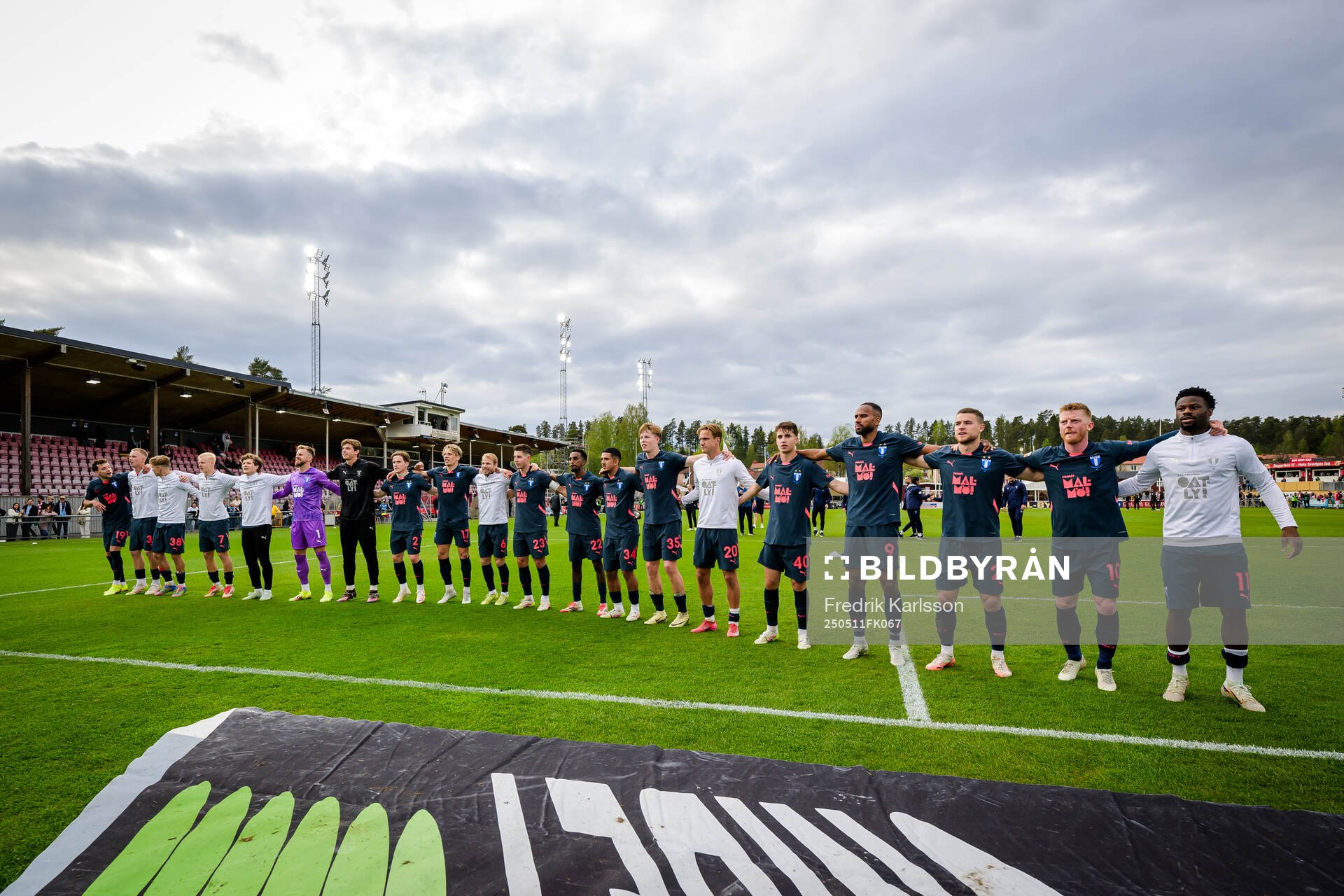 Malmö FFs spelare tackar publiken efter fotbollsmatchen i Allsvenskan mellan Degerfors och Malmö FF den 11 maj 2025 i Degerfors. 