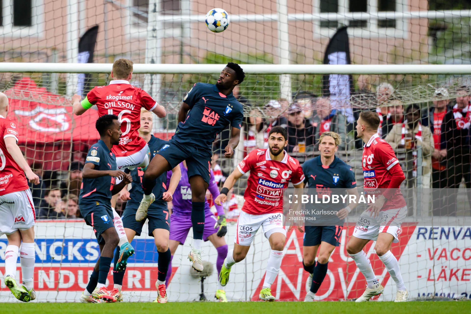 Malmö FFs Emmanuel Ekong och Degerfors Omar Faraj under fotbollsmatchen i Allsvenskan mellan Degerfors och Malmö FF den 11 maj 2025 i Degerfors.