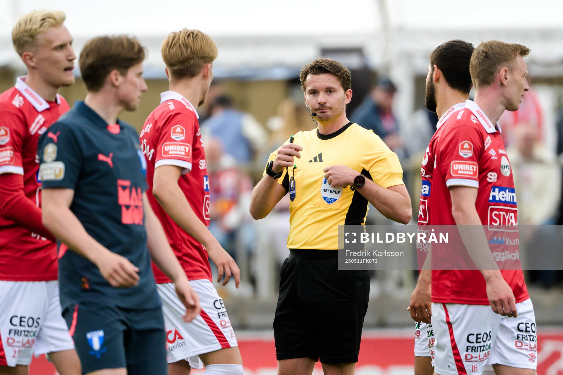 Domare Joakim Östling under fotbollsmatchen i Allsvenskan mellan Degerfors och Malmö FF den 11 maj 2025 i Degerfors. 