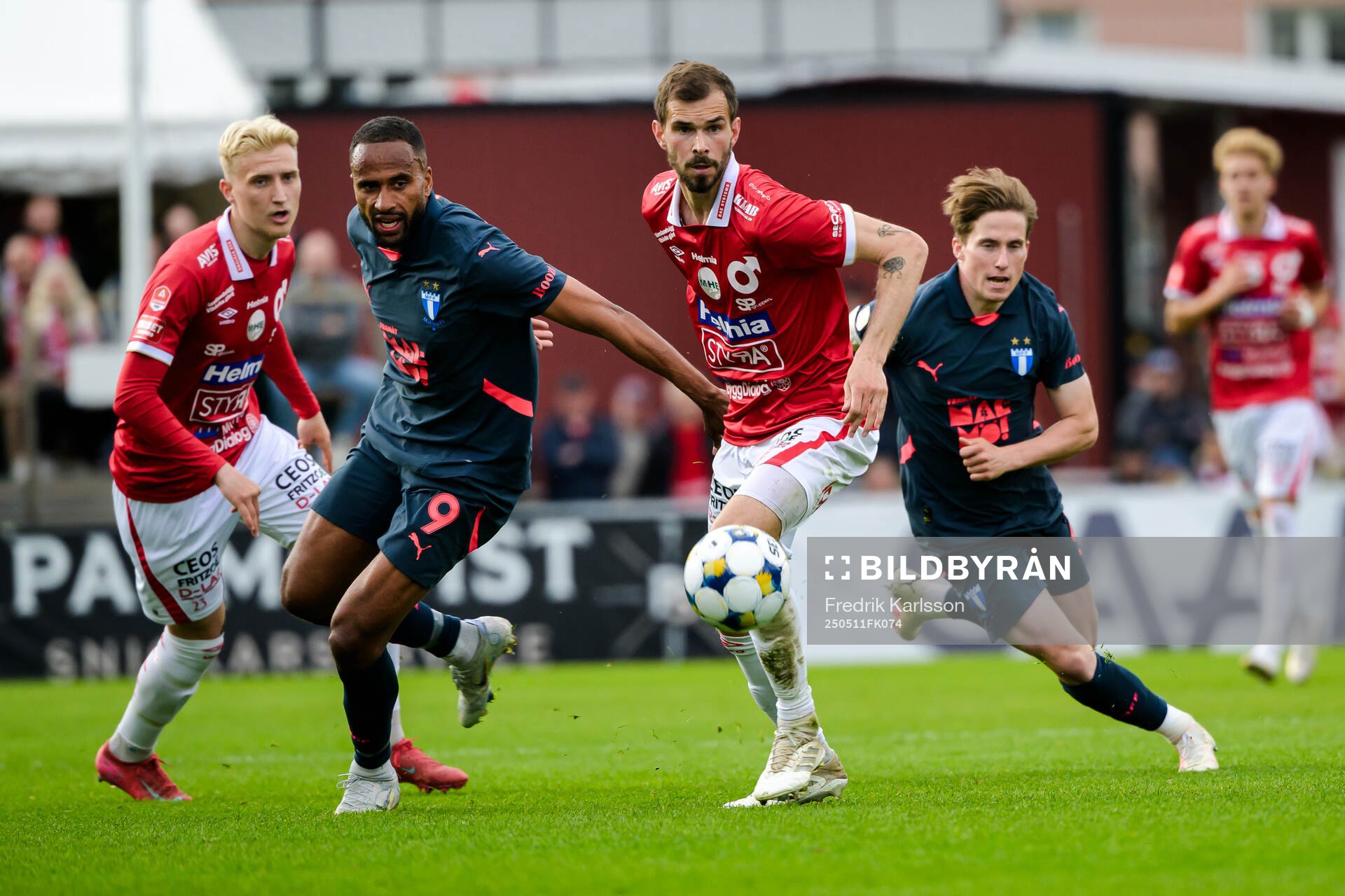 Malmö FFs Isaac Thelin och Degerfors Sebastian Ohlsson under fotbollsmatchen i Allsvenskan mellan Degerfors och Malmö FF den 11 maj 2025 i Degerfors.