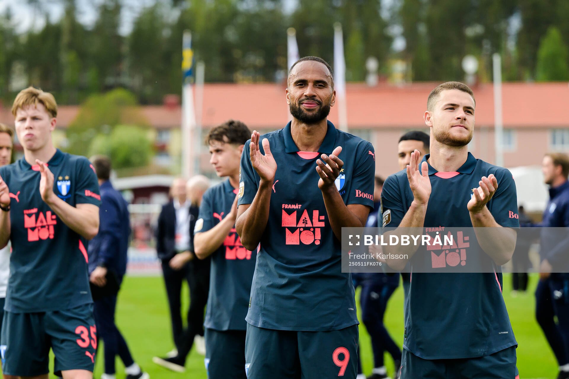 Malmö FFs Isaac Thelin jublar och tackar publiken efter vinsten i fotbollsmatchen i Allsvenskan mellan Degerfors och Malmö FF den 11 maj 2025 i Degerfors.