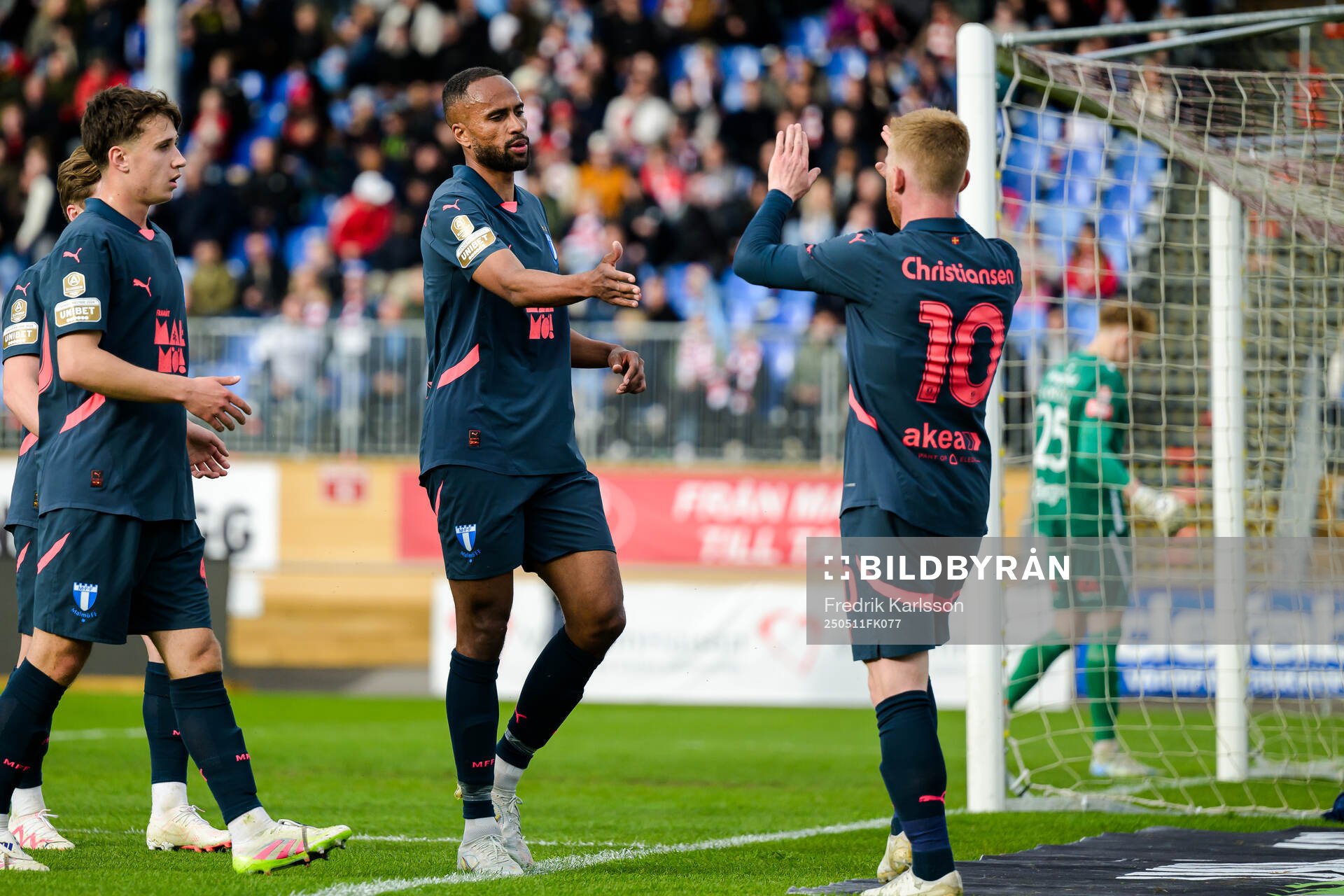Malmö FFs Isaac Thelin och Anders Christiansen jublar efter Anders gjort 1-4 under fotbollsmatchen i Allsvenskan mellan Degerfors och Malmö FF den 11 maj 2025 i Degerfors.