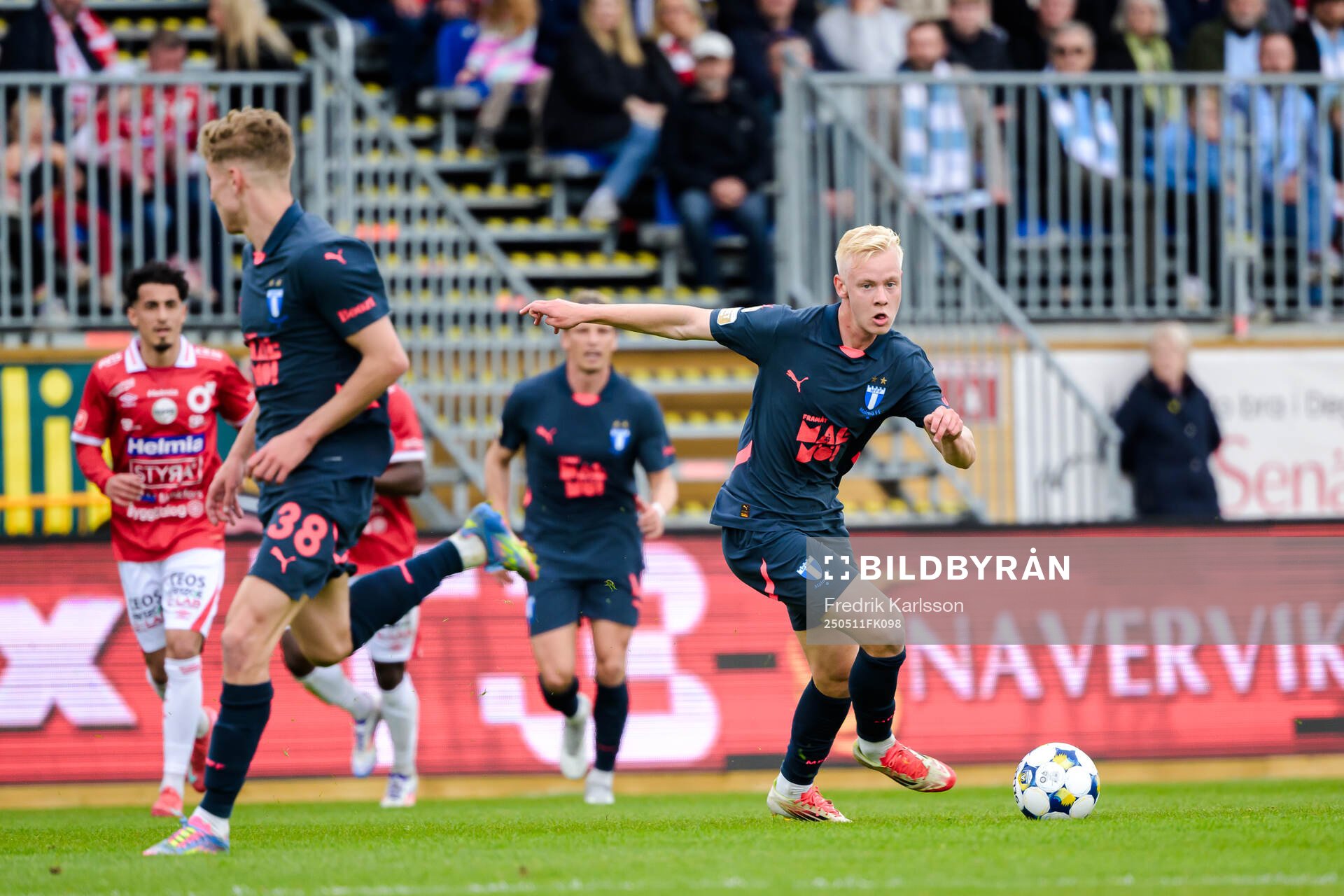 Malmö FFs Otto Rosengren under fotbollsmatchen i Allsvenskan mellan Degerfors och Malmö FF den 11 maj 2025 i Degerfors. 