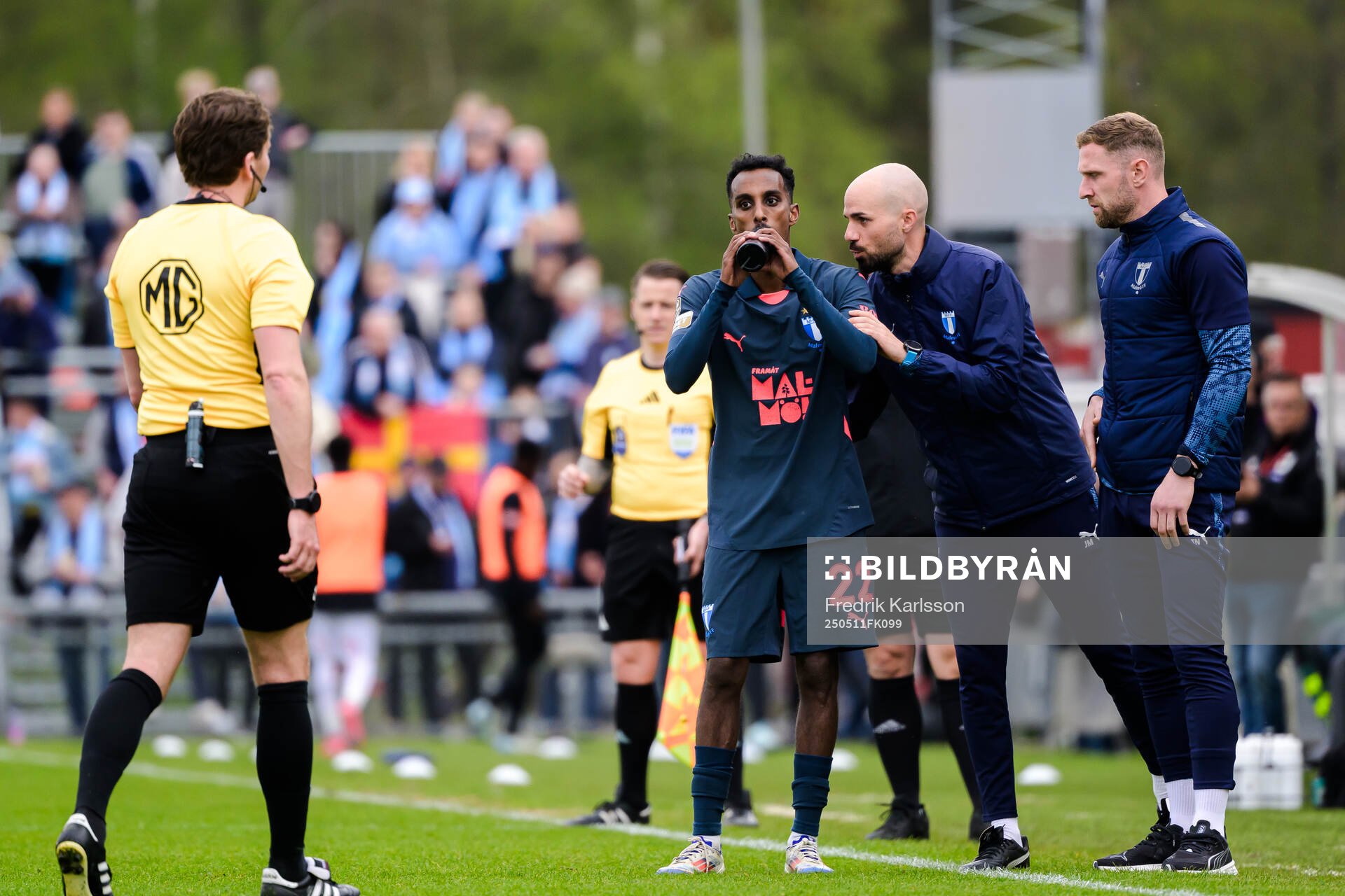 Malmö FFs Taha Ali och assisterande tränare Julian Marin under fotbollsmatchen i Allsvenskan mellan Degerfors och Malmö FF den 11 maj 2025 i Degerfors.