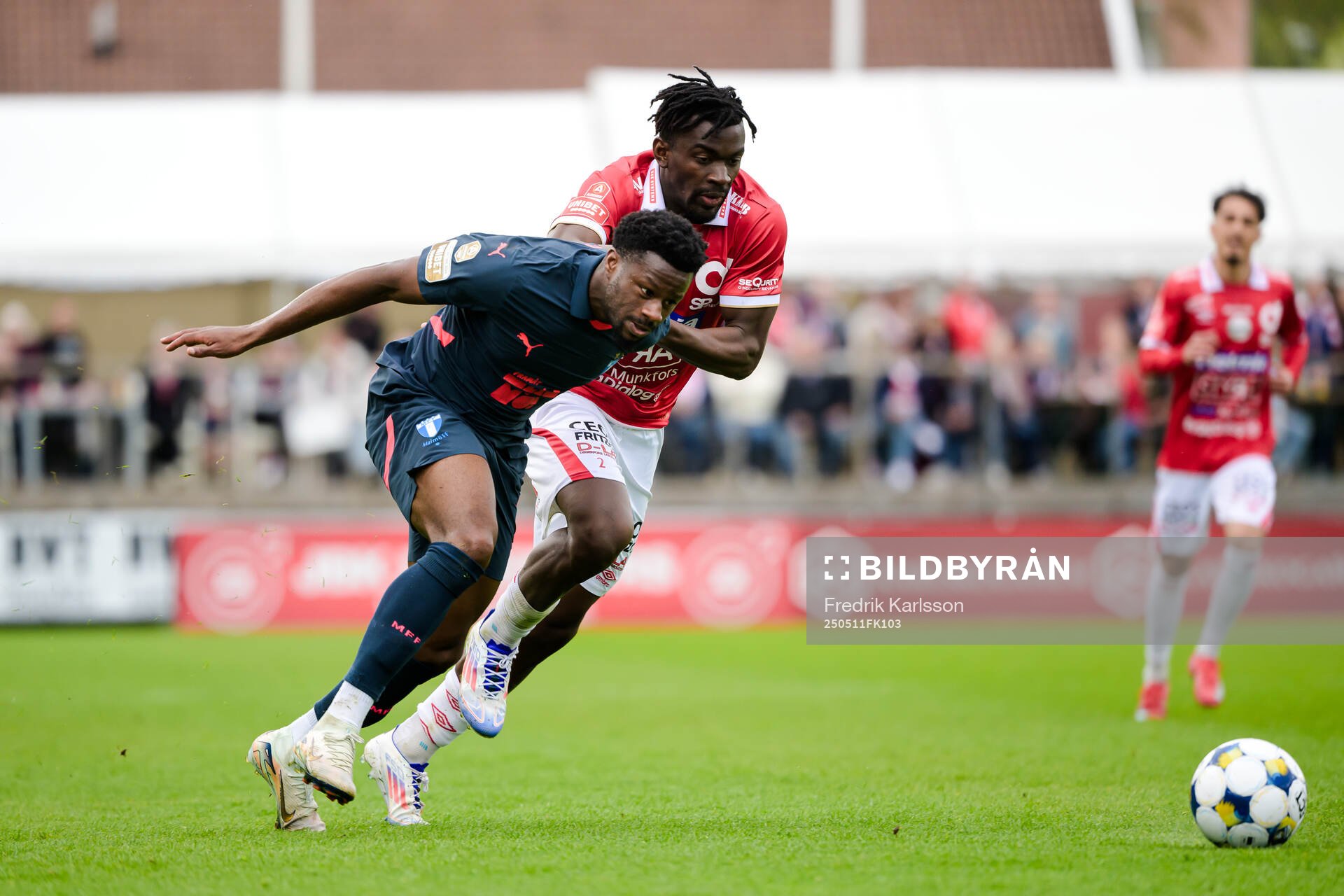 Malmö FFs Emmanuel Ekong och Degerfors Mamadouba Diaby under fotbollsmatchen i Allsvenskan mellan Degerfors och Malmö FF den 11 maj 2025 i Degerfors.