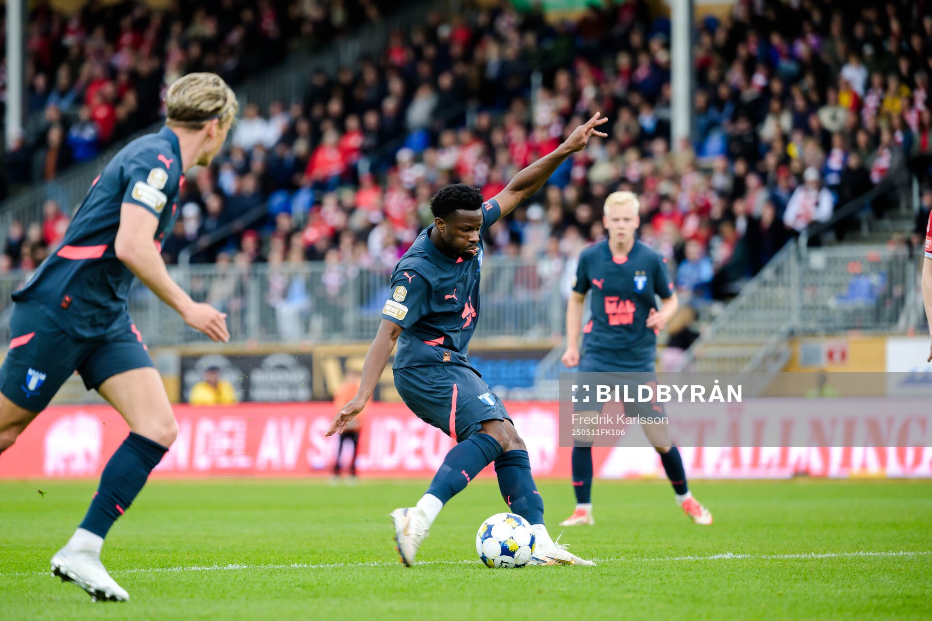 Malmö FFs Emmanuel Ekong under fotbollsmatchen i Allsvenskan mellan Degerfors och Malmö FF den 11 maj 2025 i Degerfors. 