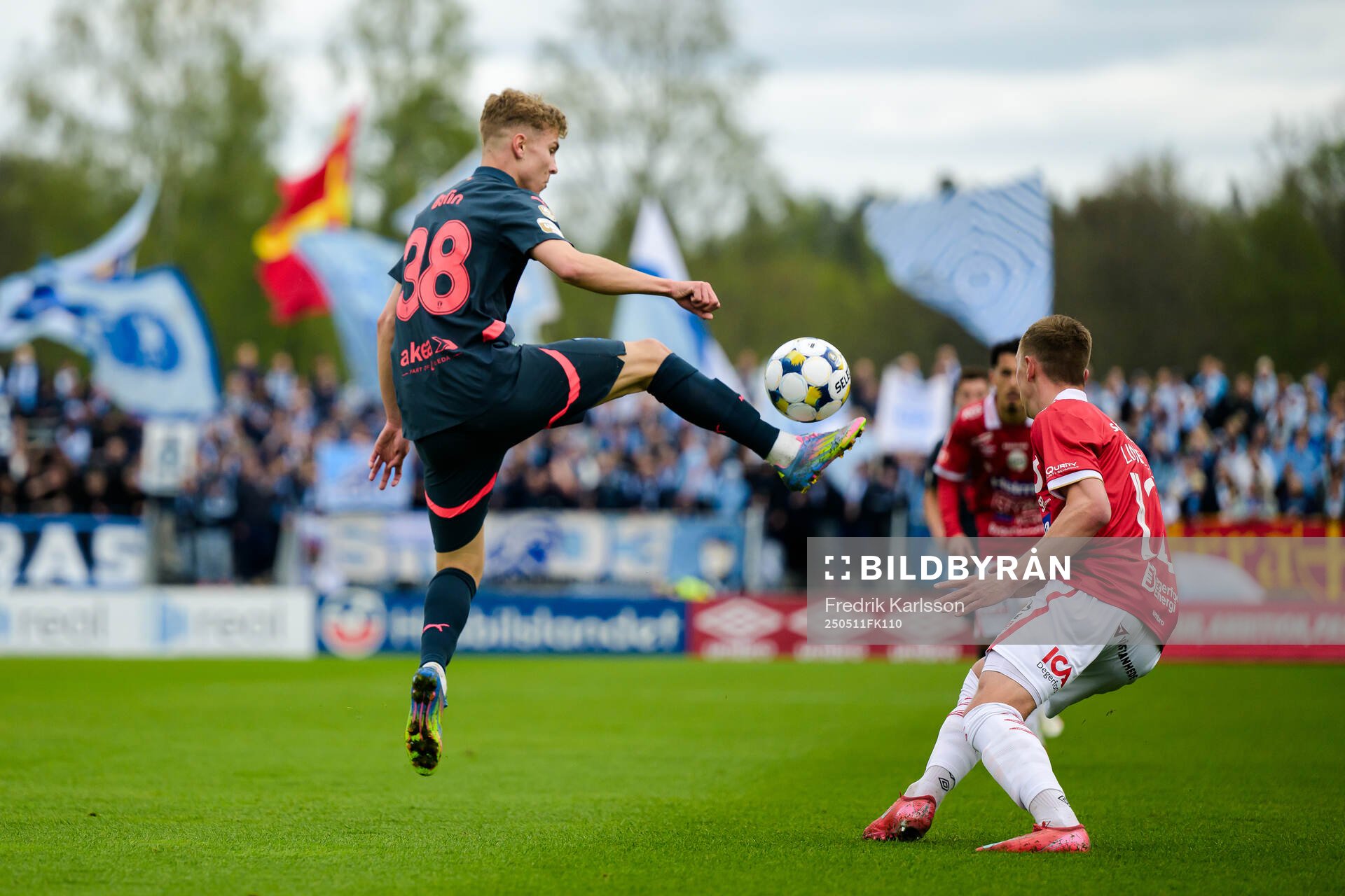 Malmö FFs Hugo Bolin under fotbollsmatchen i Allsvenskan mellan Degerfors och Malmö FF den 11 maj 2025 i Degerfors. 