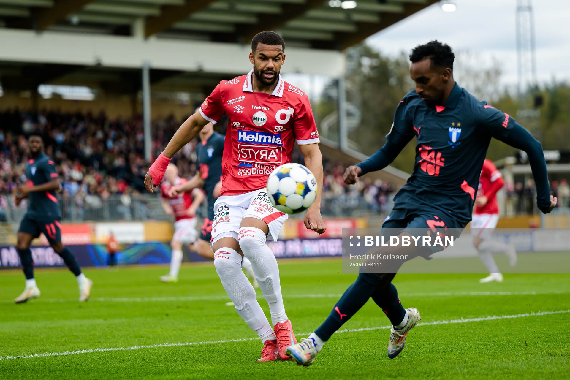 Degerfors Leon Hien och Malmö FFs Taha Ali under fotbollsmatchen i Allsvenskan mellan Degerfors och Malmö FF den 11 maj 2025 i Degerfors.
