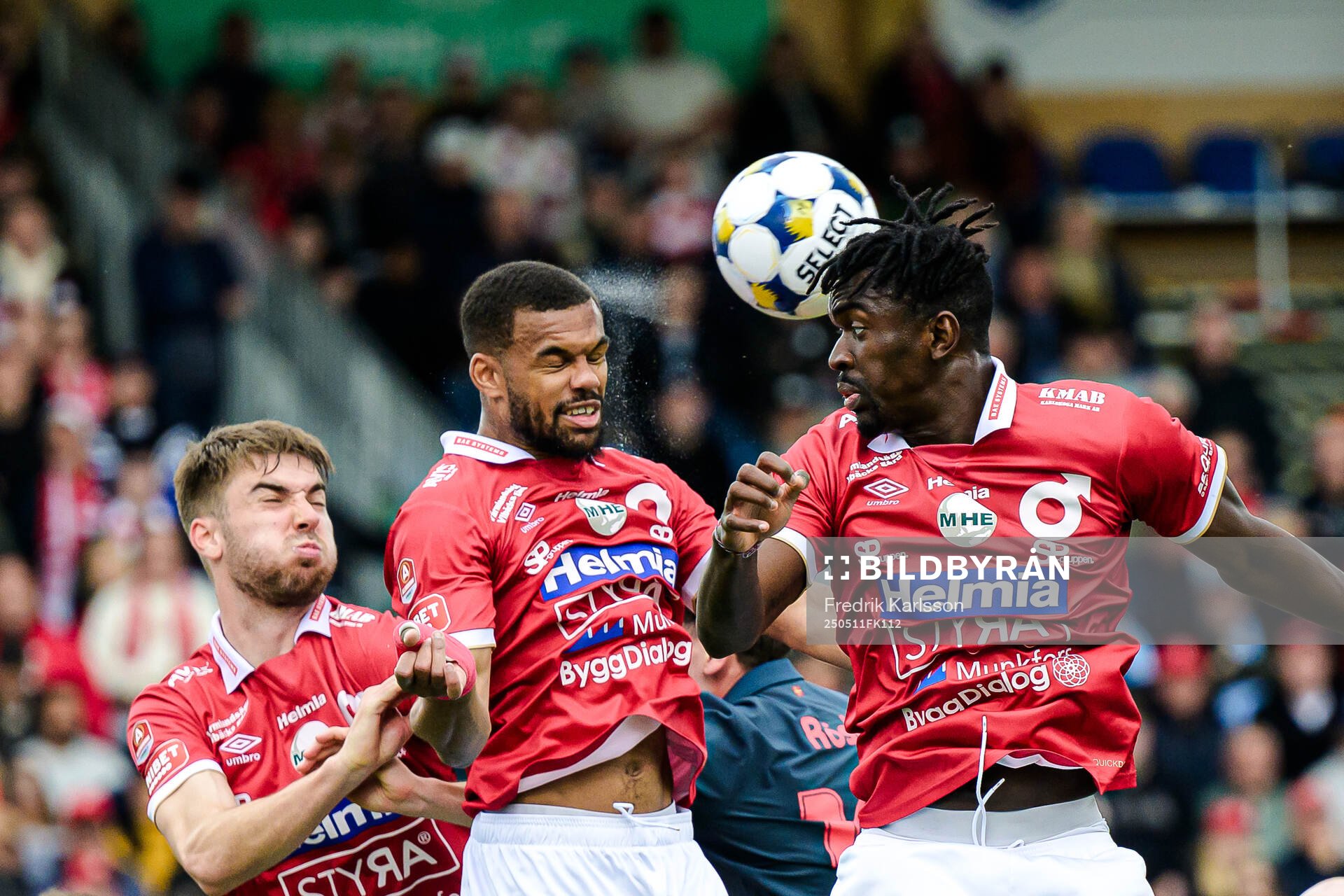 Degerfors Juhani Pikkarainen, Leon Hien och Mamadouba Diaby under fotbollsmatchen i Allsvenskan mellan Degerfors och Malmö FF den 11 maj 2025 i Degerfors.