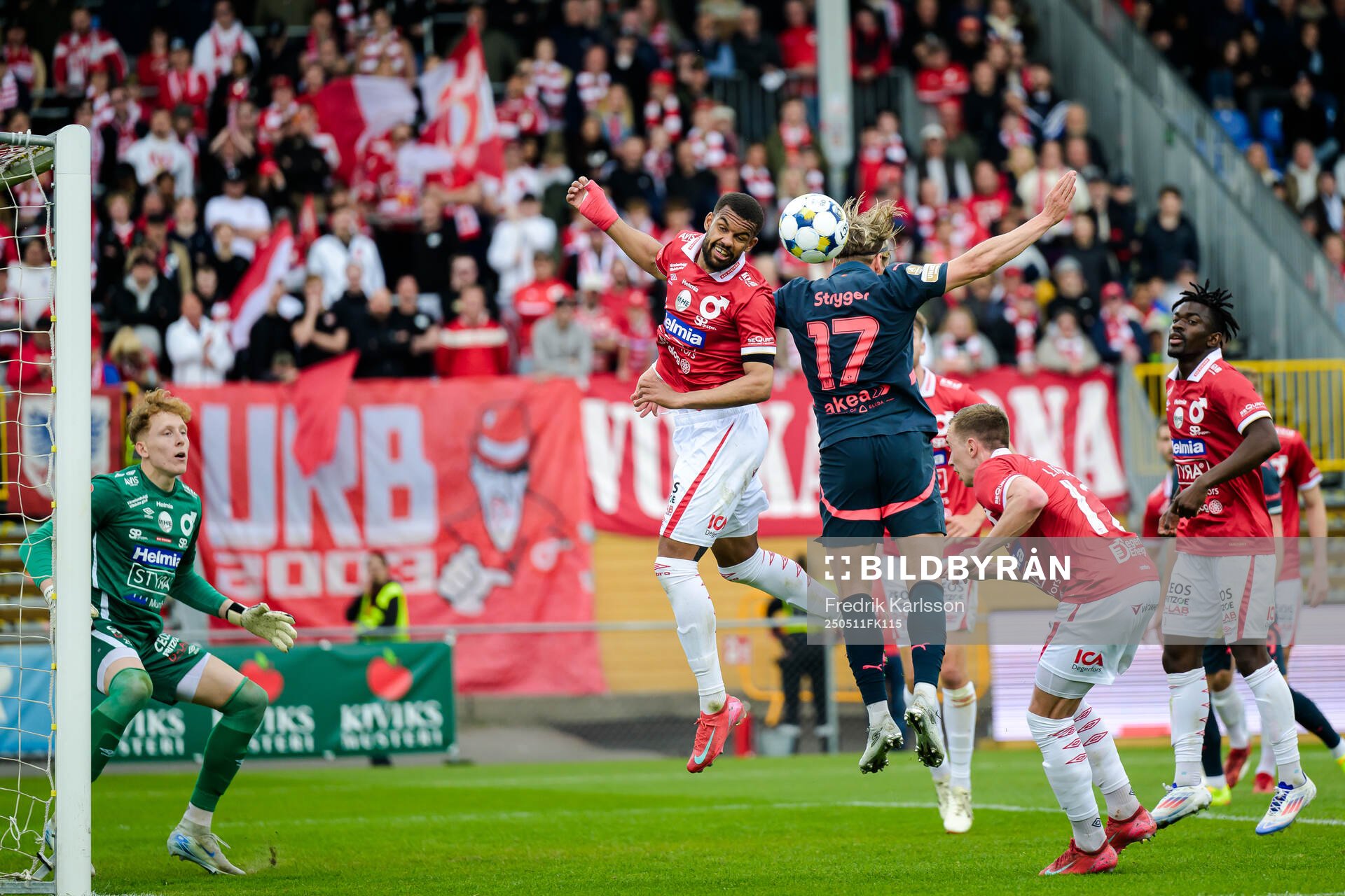 Degerfors Leon Hien och Malmö FFs Jens Stryger Larsen under fotbollsmatchen i Allsvenskan mellan Degerfors och Malmö FF den 11 maj 2025 i Degerfors.