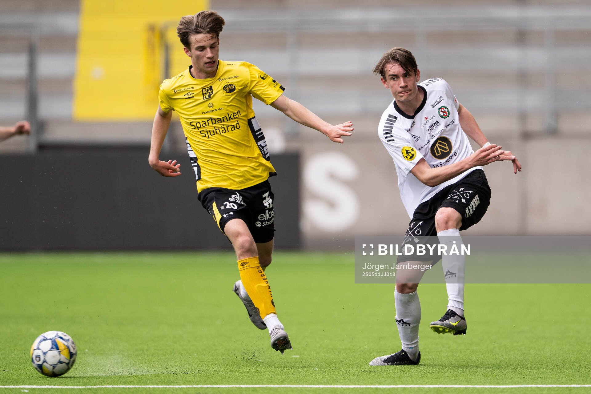 Elfsborgs Nils Roström och Örebros Karl Widmark under fotbollsmatchen i P17 Allsvenskan Södra mellan Elfsborg och Örebro den 11 maj 2025 i Borås.