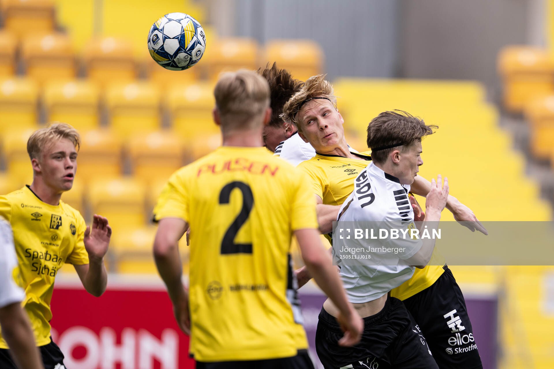 Elfsborgs Kasper Örtegren och Örebros Petter Lillhager under fotbollsmatchen i P17 Allsvenskan Södra mellan Elfsborg och Örebro den 11 maj 2025 i Borås.