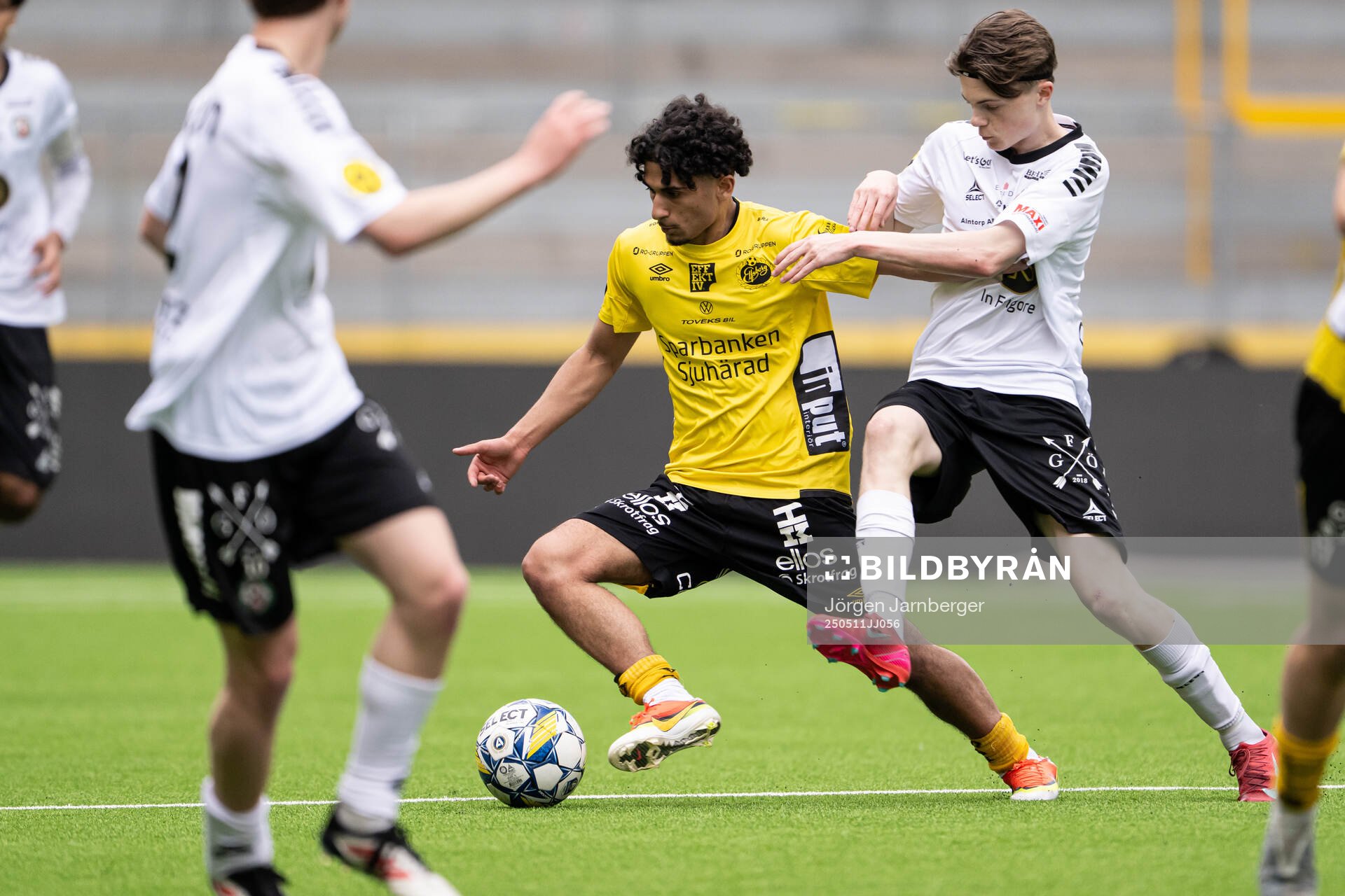 Elfsborgs Aryan Vaghti Chaluosi och Örebros Petter Lillhager under fotbollsmatchen i P17 Allsvenskan Södra mellan Elfsborg och Örebro den 11 maj 2025 i Borås.