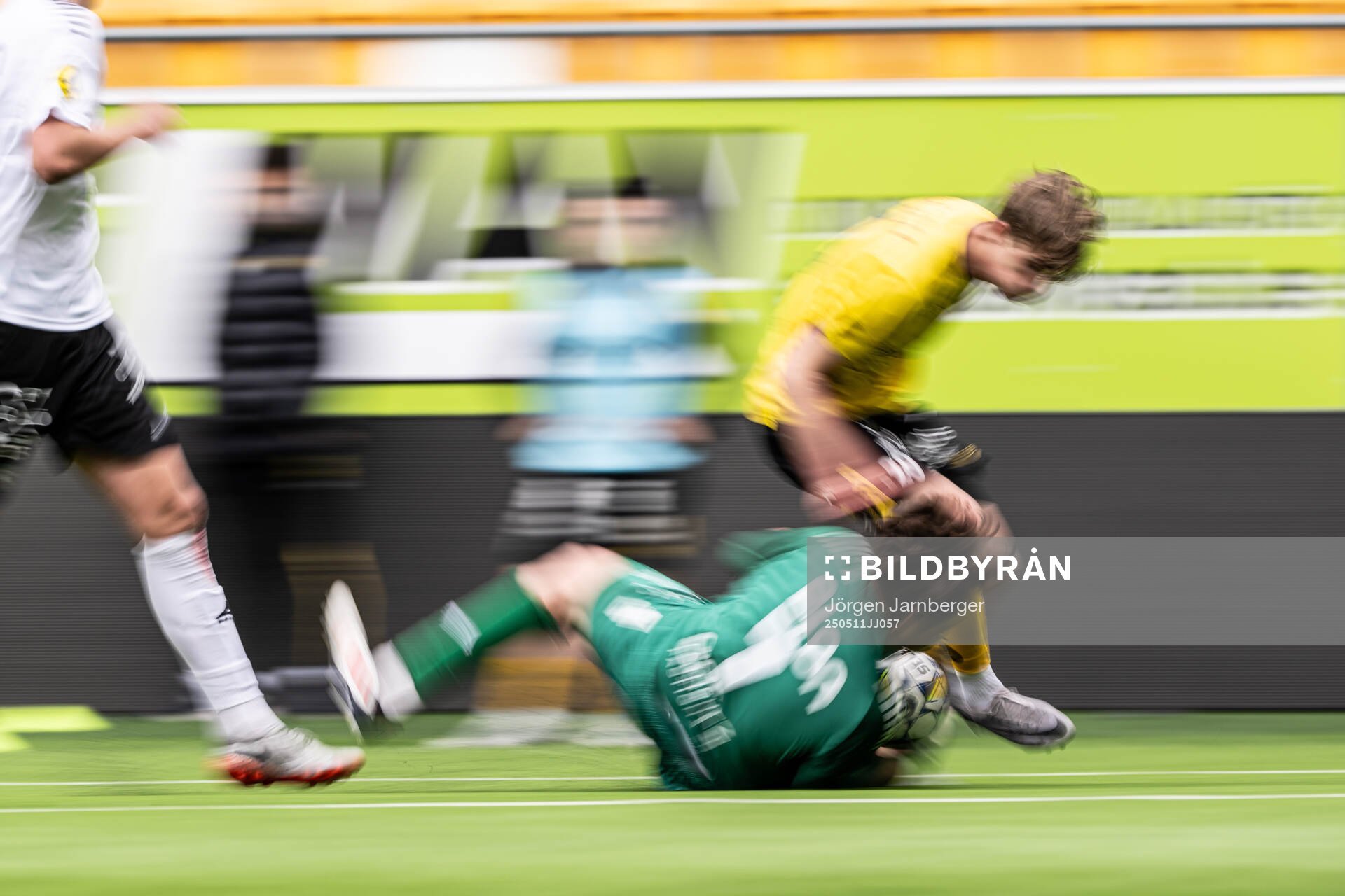 Elfsborgs Nils Roström och Örebros målvakt Noah Ahlqvist under fotbollsmatchen i P17 Allsvenskan Södra mellan Elfsborg och Örebro den 11 maj 2025 i Borås.