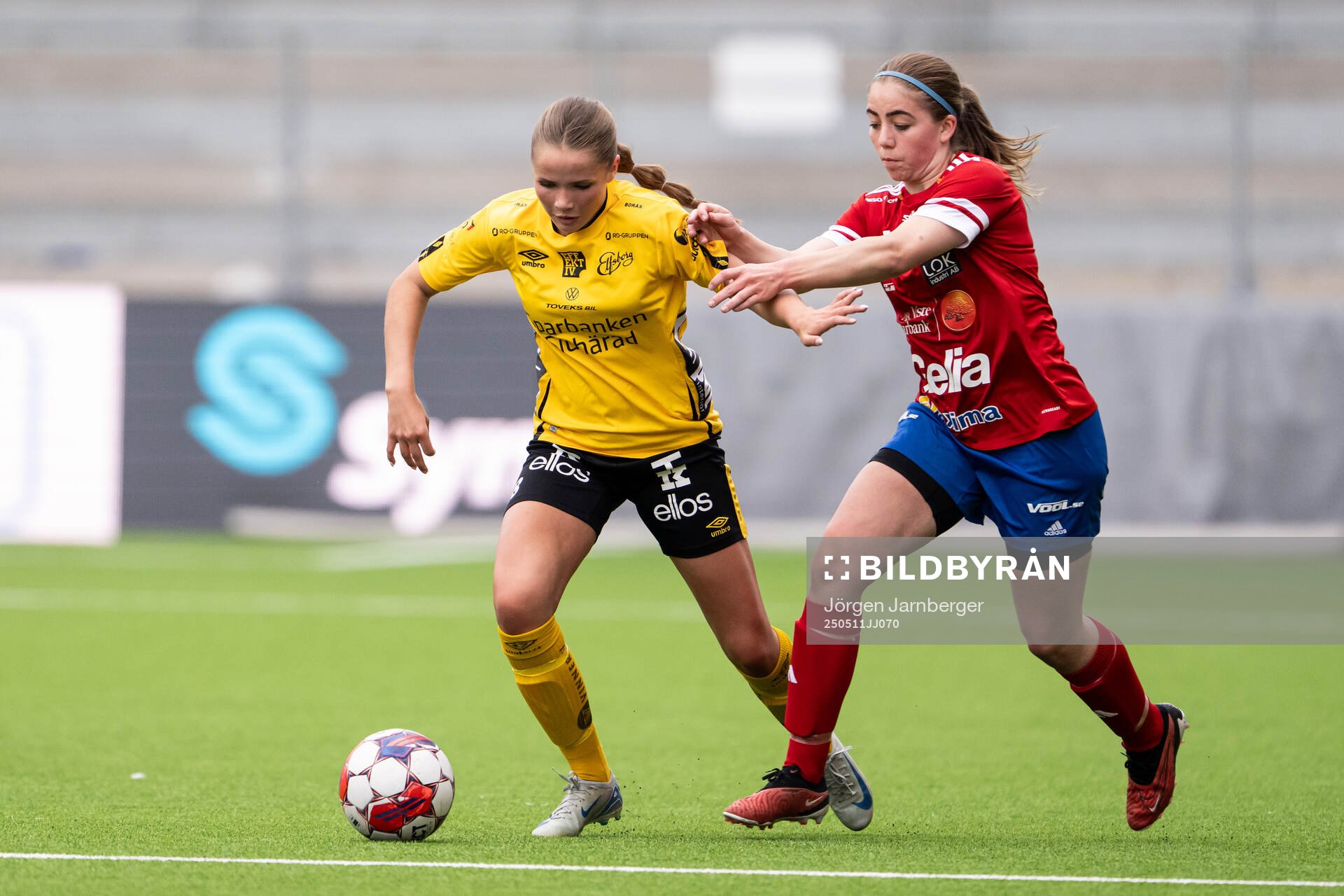 Elfsborgs Stella Holmén och Gauthiods Hilma Dalin under fotbollsmatchen i Div 3, Västra, Dam mellan Elfsborg och Gautiod den 11 maj 2025 i Borås.