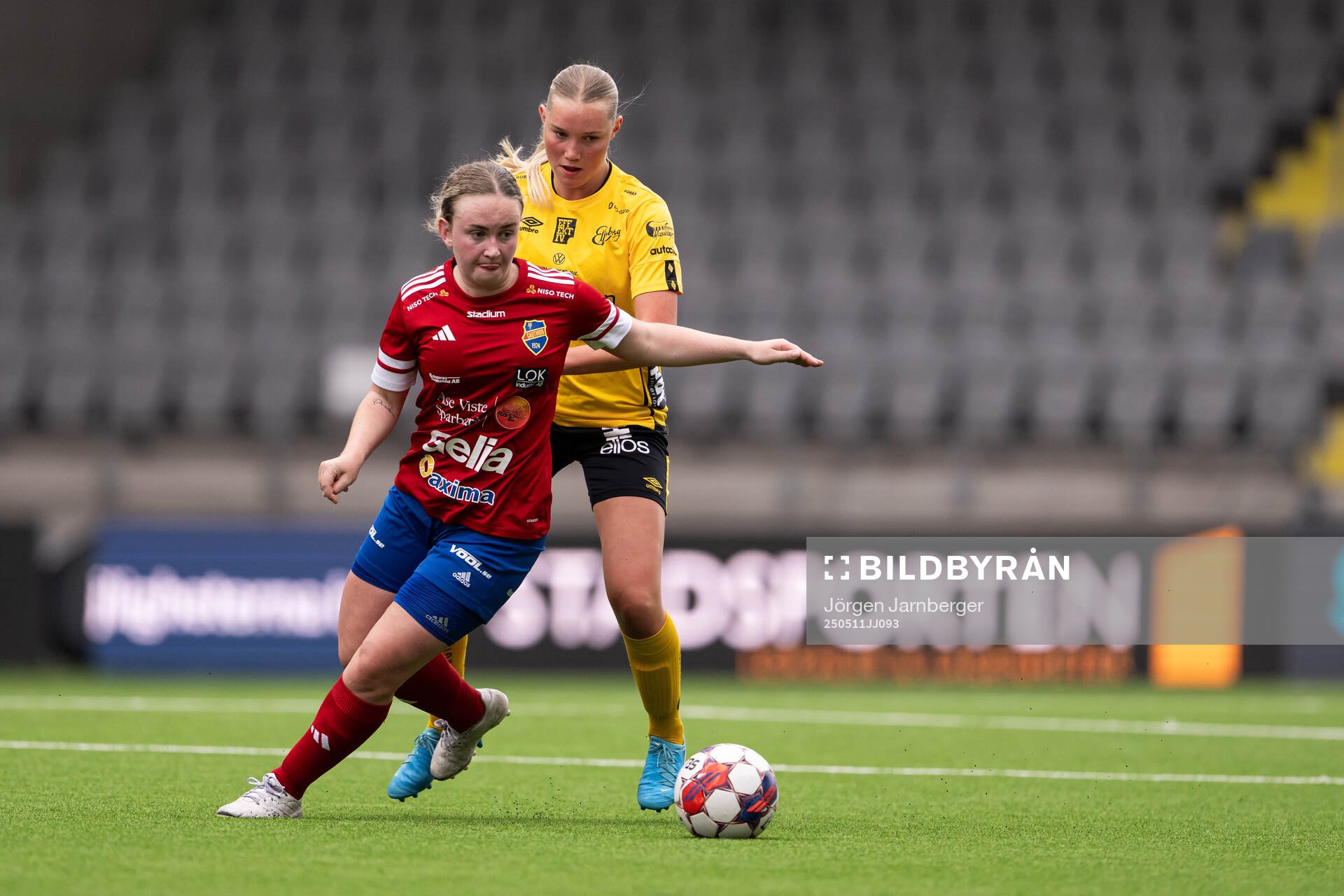 Gauthiods Alexandra Hermansson och Elfsborgs Alvida Grimvik under fotbollsmatchen i Div 3, Västra, Dam mellan Elfsborg och Gautiod den 11 maj 2025 i Borås.