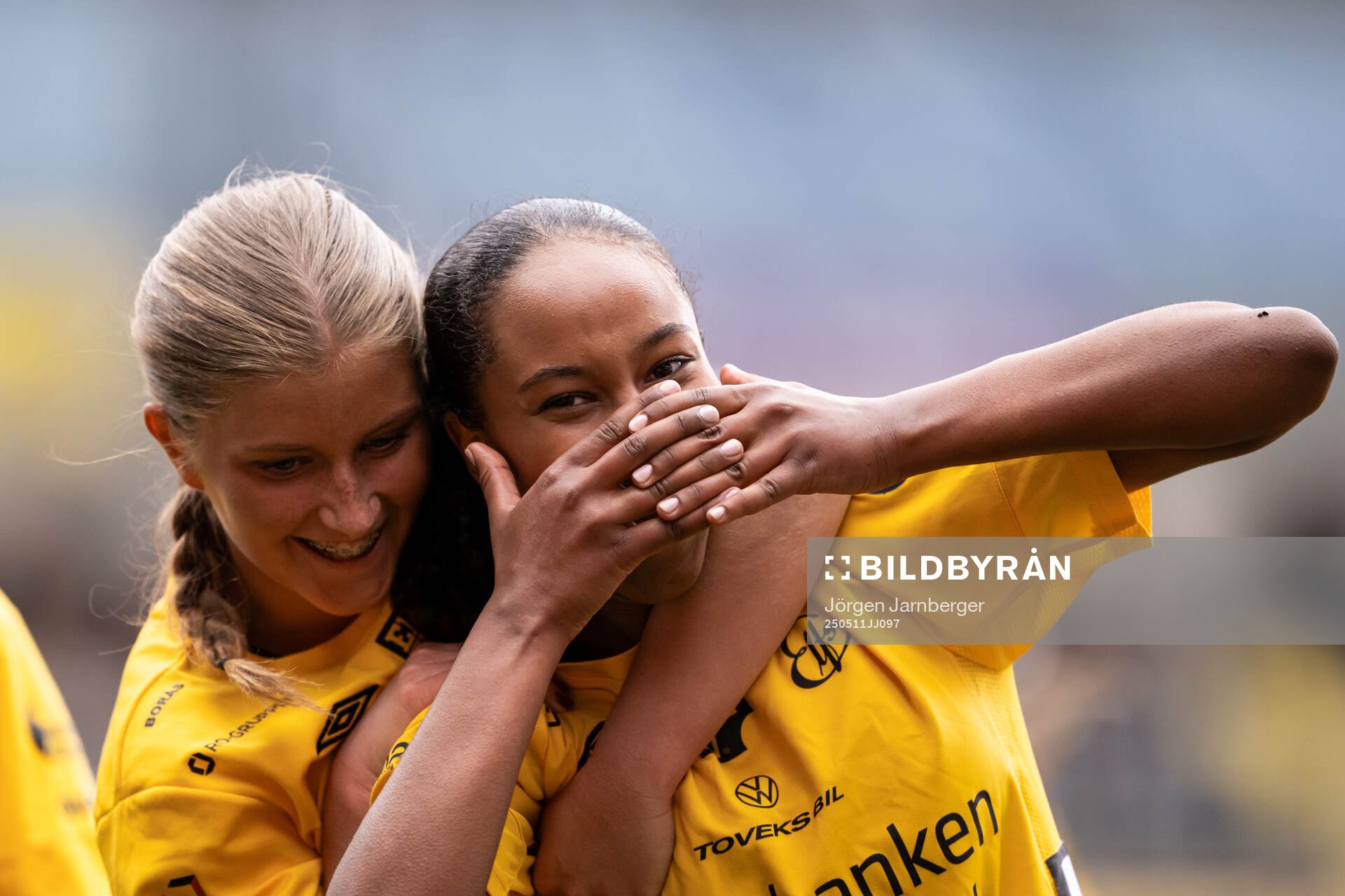 Elfsborgs Stella Johansson jublar med Tilde Parkhagen efter 2-0 under fotbollsmatchen i Div 3, Västra, Dam mellan Elfsborg och Gautiod den 11 maj 2025 i Borås.