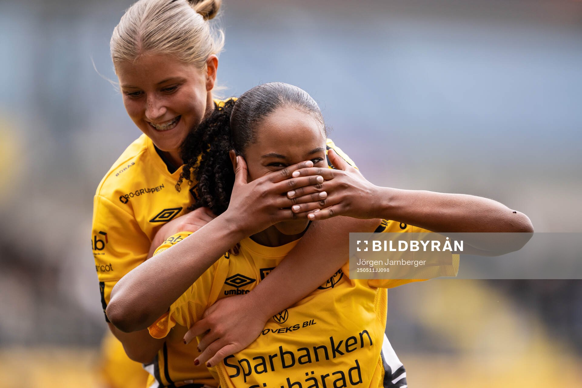 Elfsborgs Stella Johansson jublar med Tilde Parkhagen efter 2-0 under fotbollsmatchen i Div 3, Västra, Dam mellan Elfsborg och Gautiod den 11 maj 2025 i Borås.