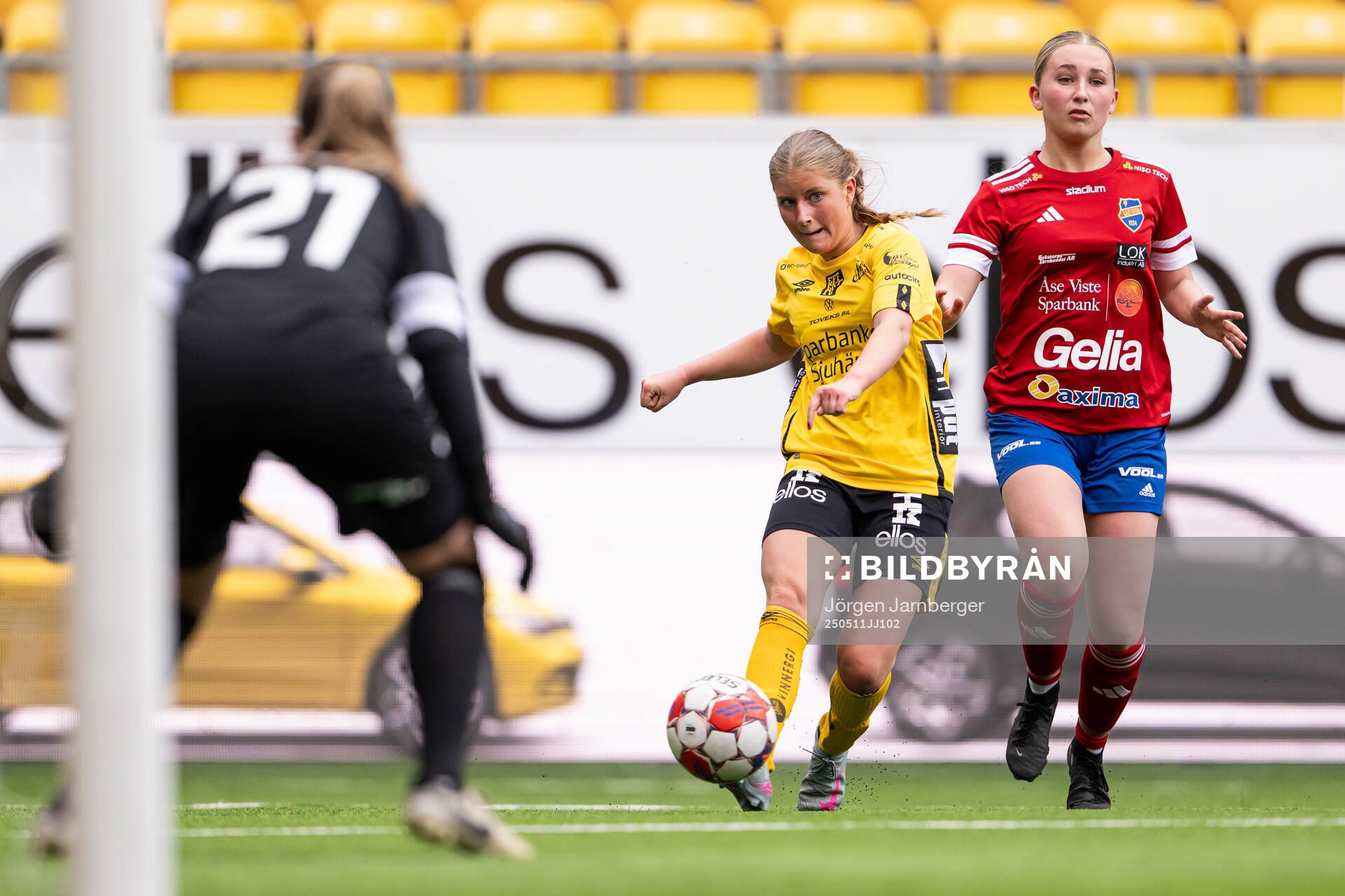 Elfsborgs Meja Harrysson och Gauthiods Matilda Wulcan under fotbollsmatchen i Div 3, Västra, Dam mellan Elfsborg och Gautiod den 11 maj 2025 i Borås.