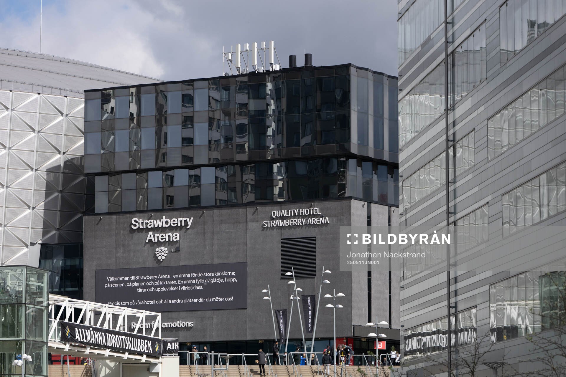 Exteriör vy över Strawberry Arena inför fotbollsmatchen i Allsvenskan mellan AIK och Mjällby den 11 maj 2025 i Stockholm. 