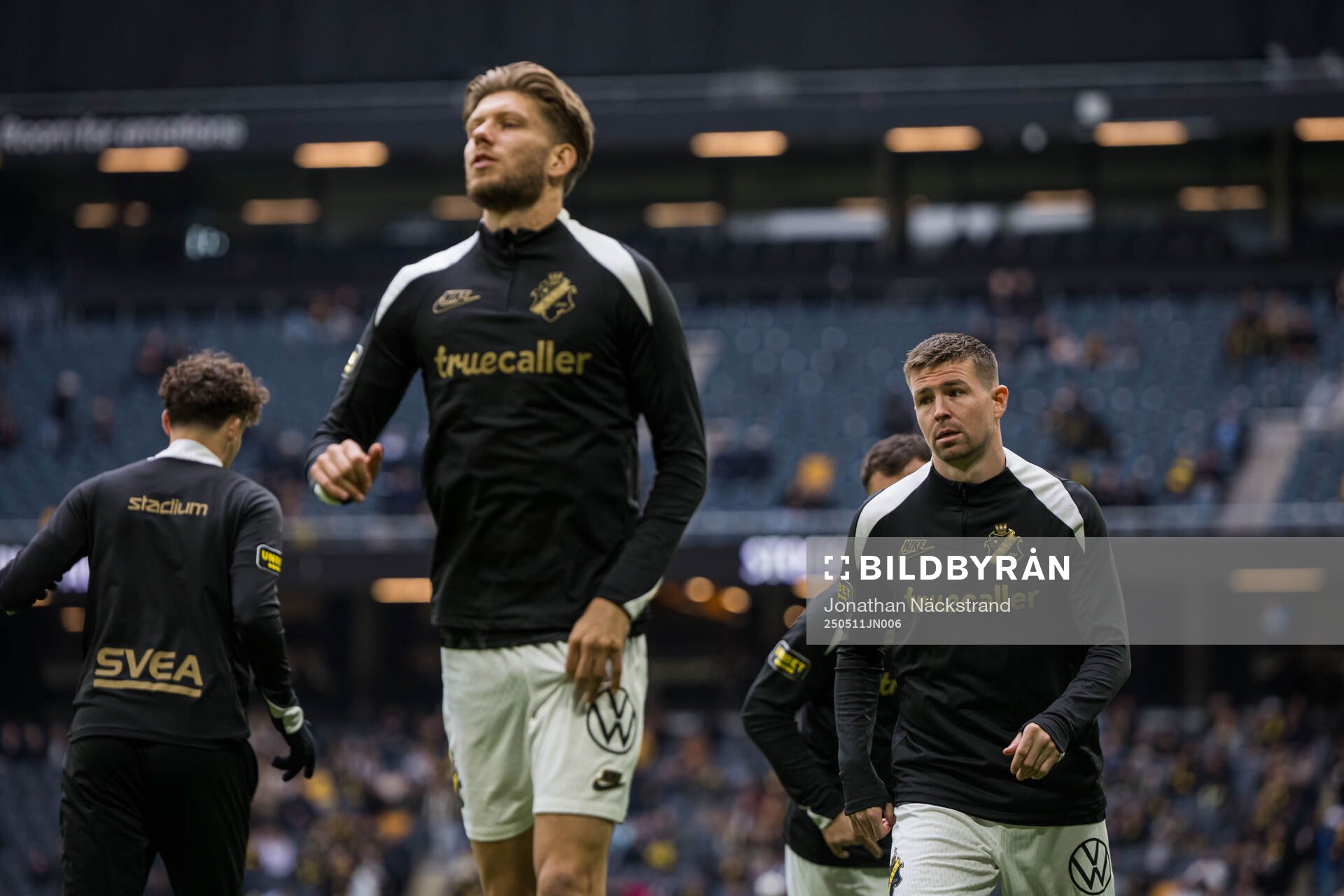 AIKs Anton Salétros och Mads Døhr Thychosen under uppvärmning inför fotbollsmatchen i Allsvenskan mellan AIK och Mjällby den 11 maj 2025 i Stockholm.