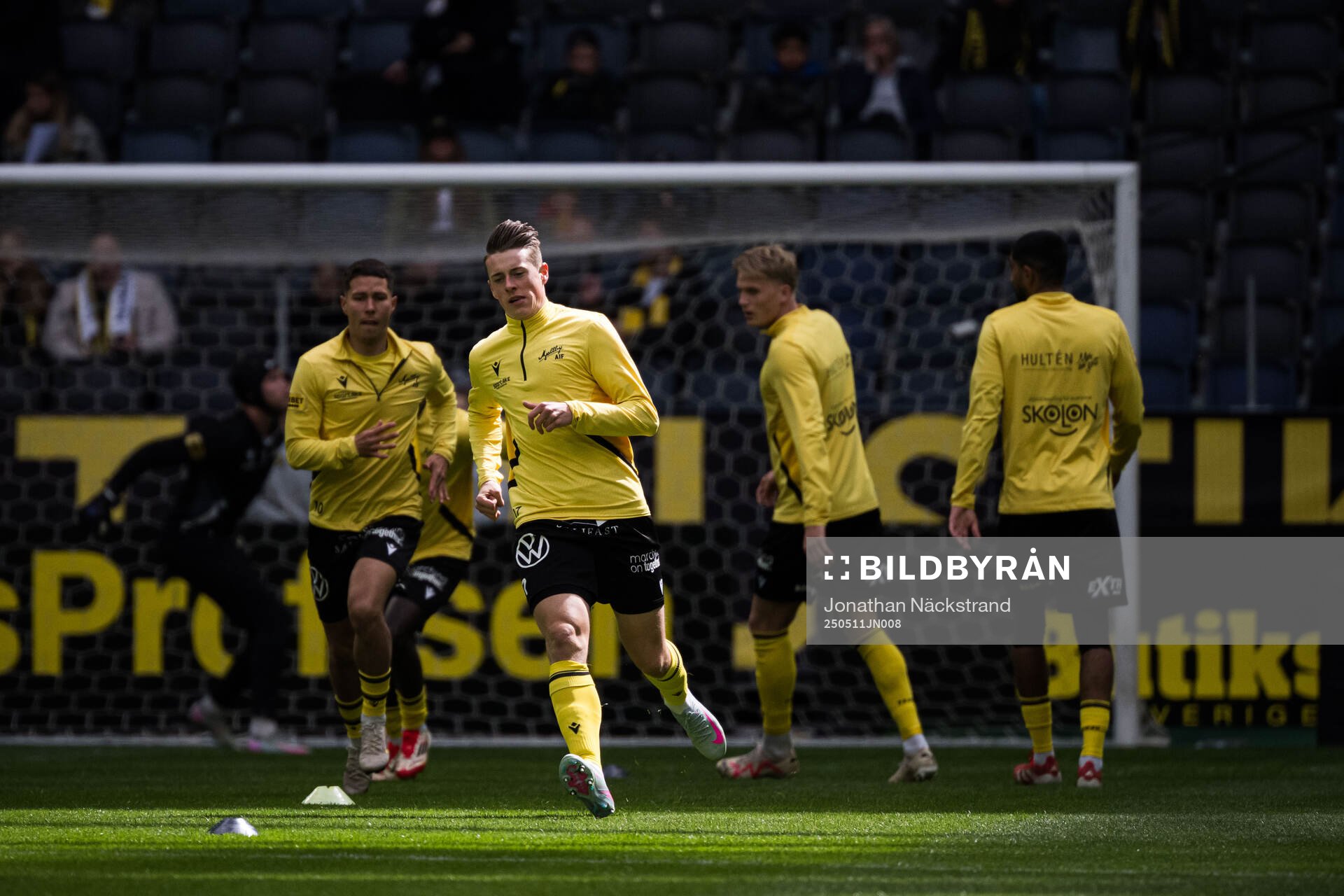 Mjällbys Elliot Stroud under uppvärmning inför fotbollsmatchen i Allsvenskan mellan AIK och Mjällby den 11 maj 2025 i Stockholm. 