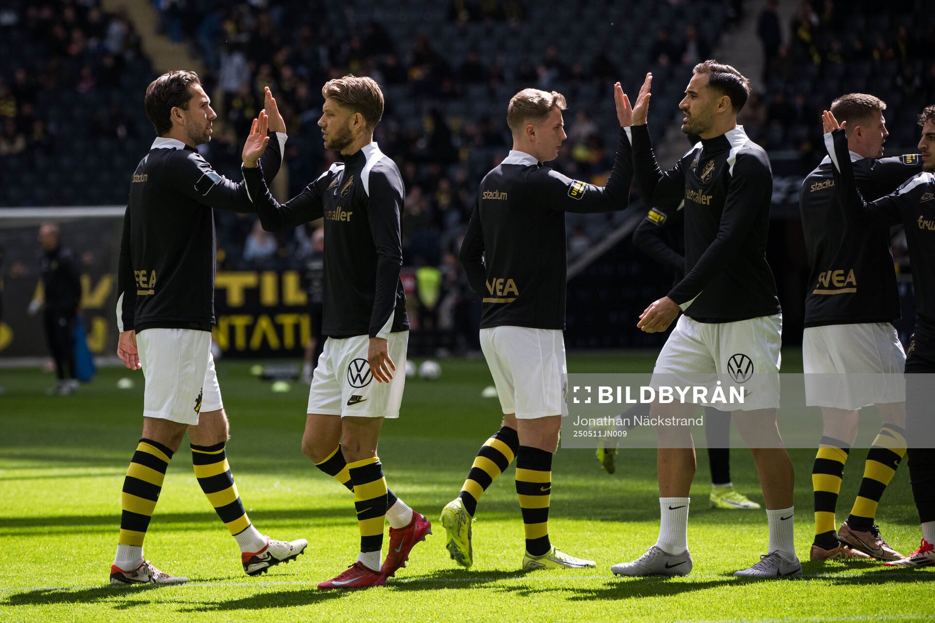 AIKs Anton Salétros och Sotirios Papagiannopoulos under fotbollsmatchen i Allsvenskan mellan AIK och Mjällby den 11 maj 2025 i Stockholm. 