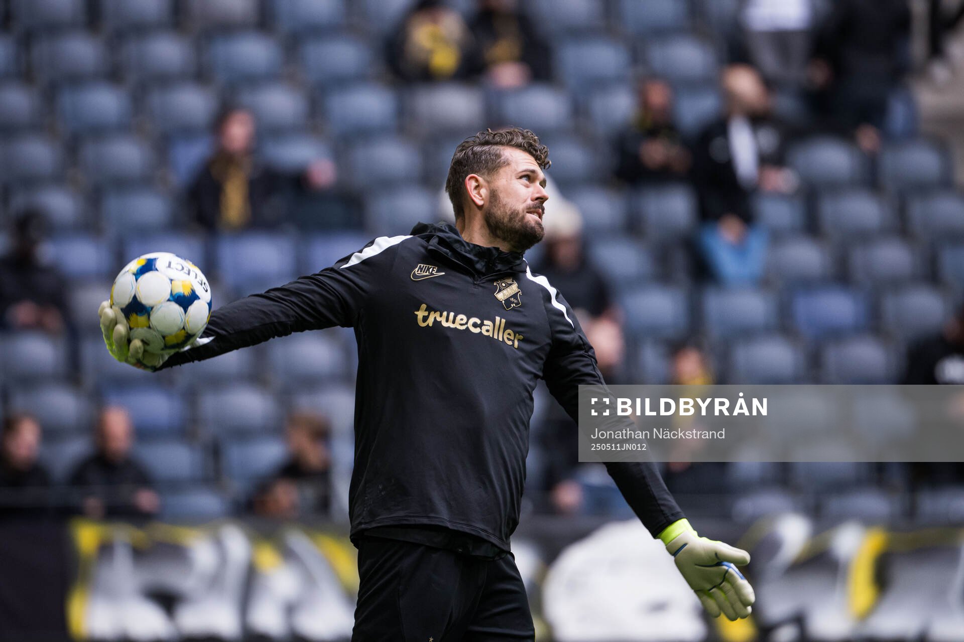 AIKs målvakt Kristoffer Nordfeldt under uppvärmning inför fotbollsmatchen i Allsvenskan mellan AIK och Mjällby den 11 maj 2025 i Stockholm.