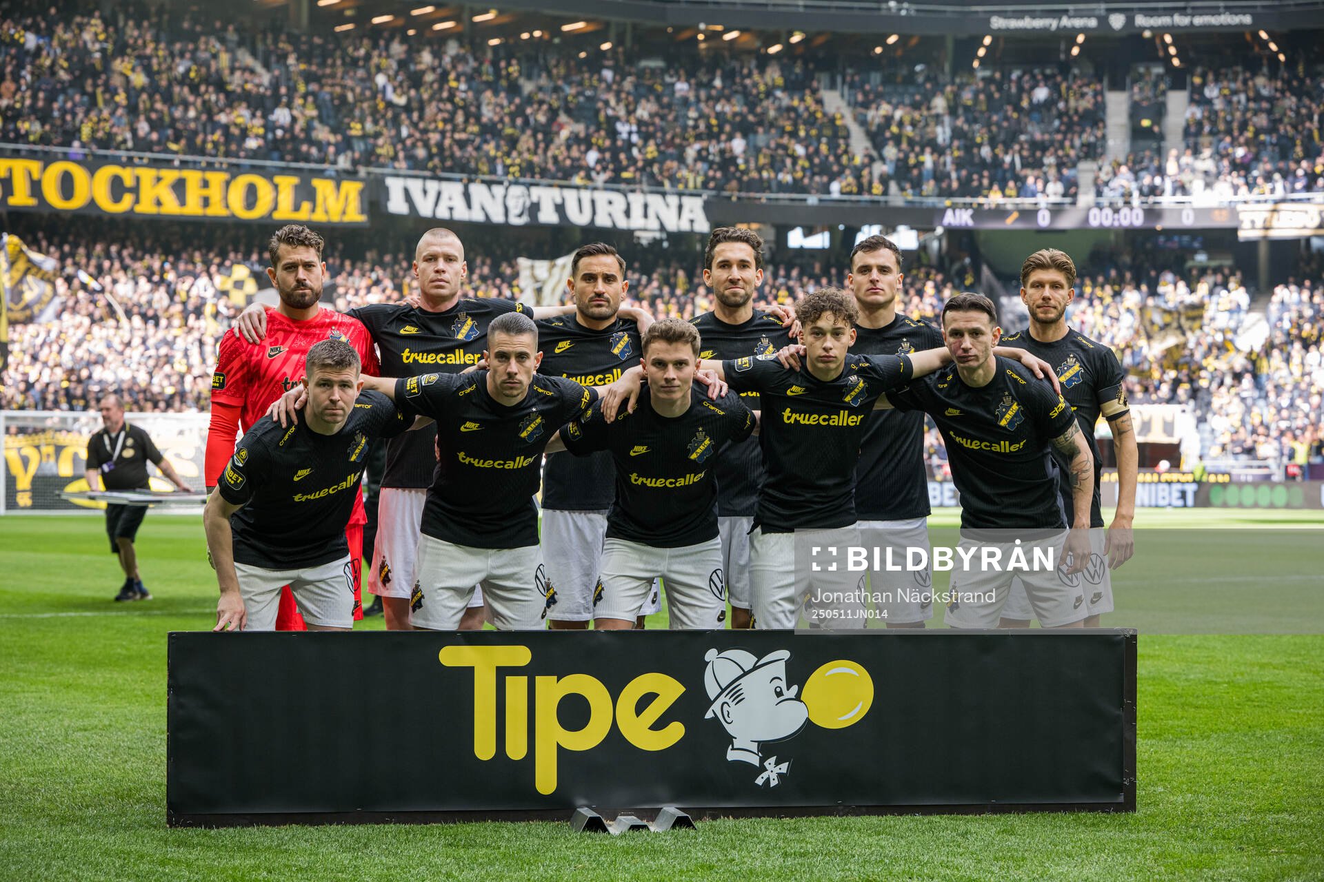 AIKs startelva inför fotbollsmatchen i Allsvenskan mellan AIK och Mjällby den 11 maj 2025 i Stockholm. 