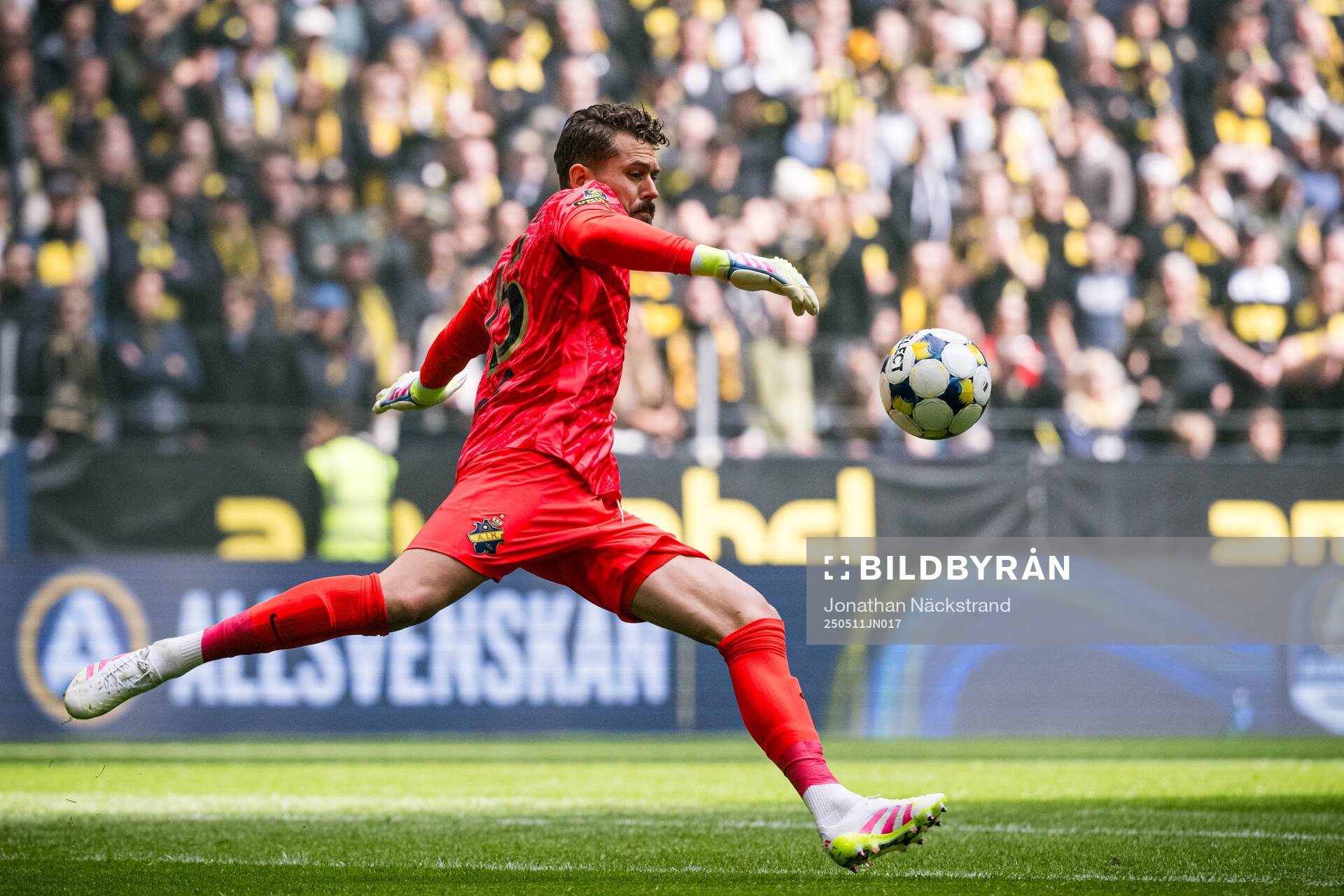 AIKs målvakt Kristoffer Nordfeldt under fotbollsmatchen i Allsvenskan mellan AIK och Mjällby den 11 maj 2025 i Stockholm. 