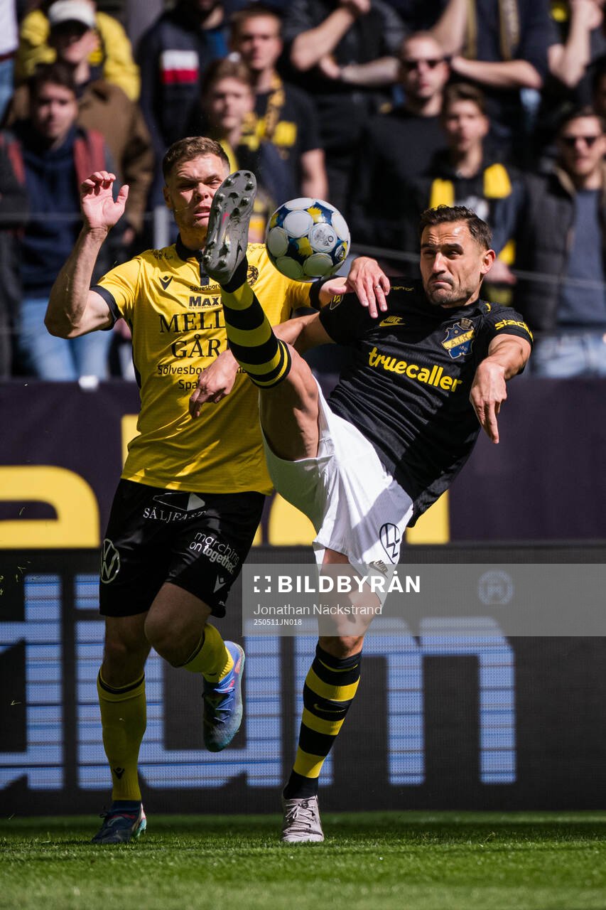 Mjällbys Jacob Bergström och AIKs Sotirios Papagiannopoulos under fotbollsmatchen i Allsvenskan mellan AIK och Mjällby den 11 maj 2025 i Stockholm.