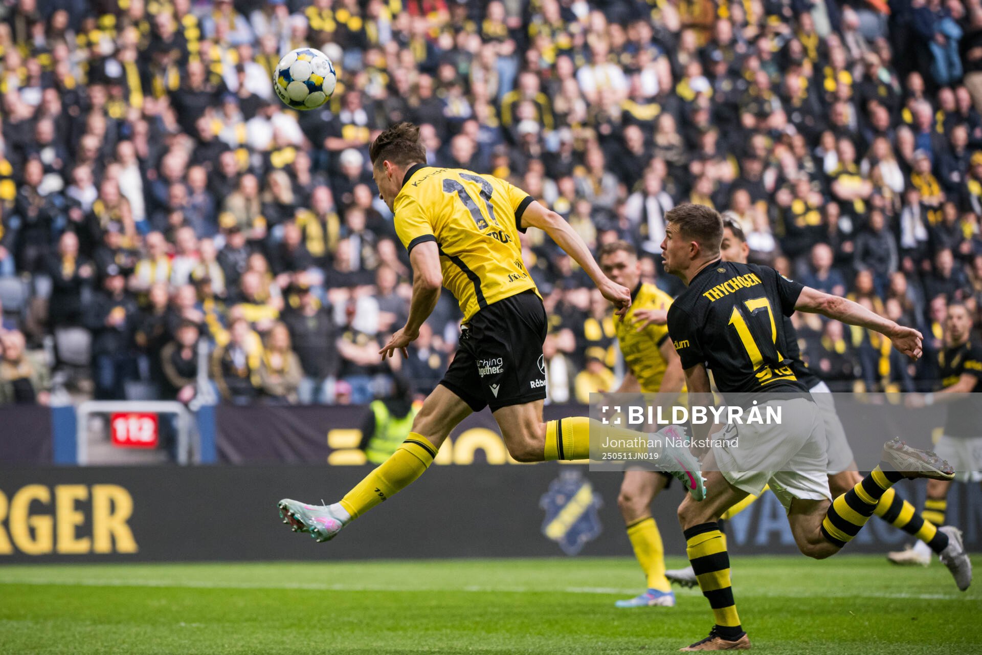 Mjällbys Elliot Stroud gör 0-1 under fotbollsmatchen i Allsvenskan mellan AIK och Mjällby den 11 maj 2025 i Stockholm. 