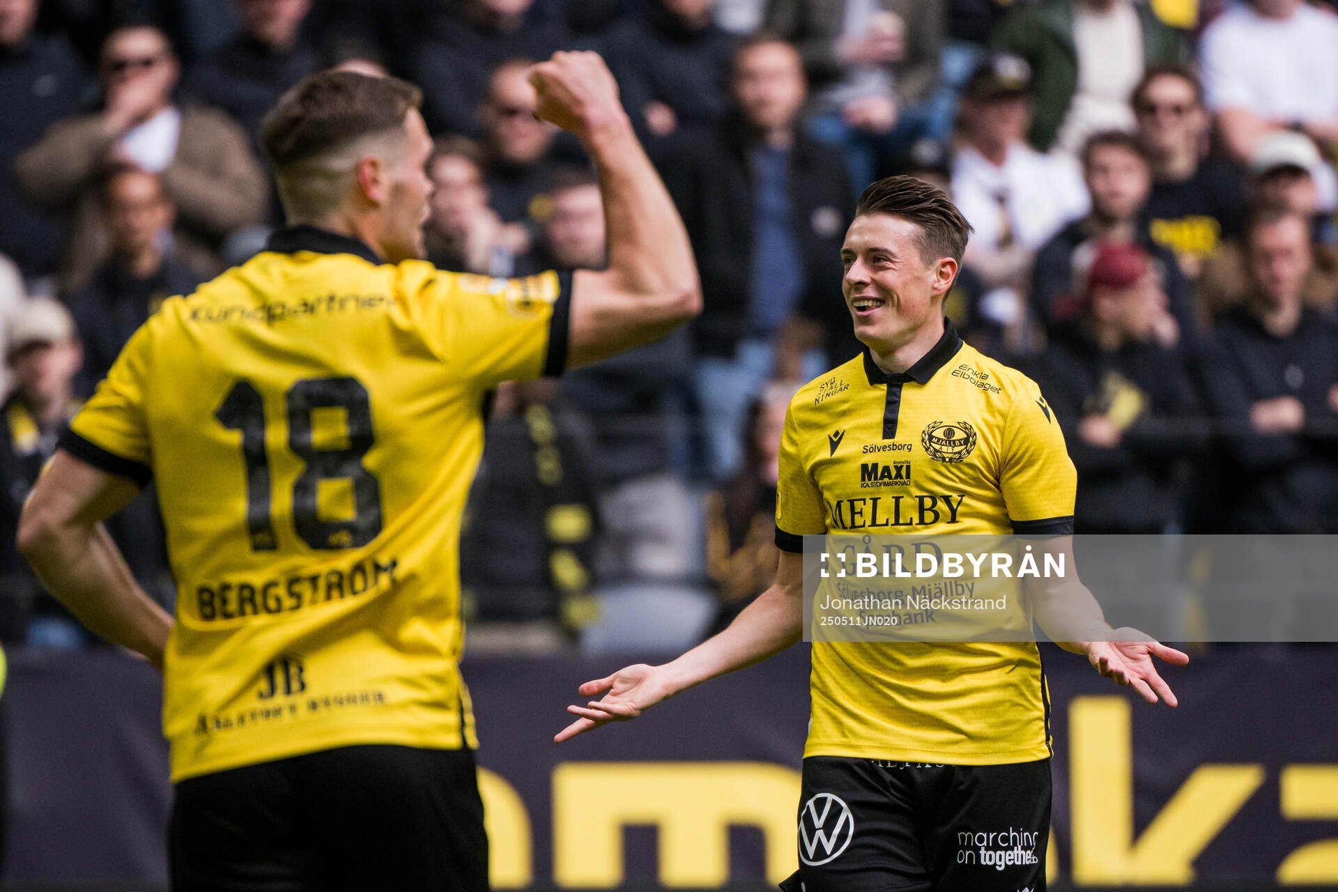 Mjällbys Elliot Stroud jublar efter 0-1 under fotbollsmatchen i Allsvenskan mellan AIK och Mjällby den 11 maj 2025 i Stockholm. 