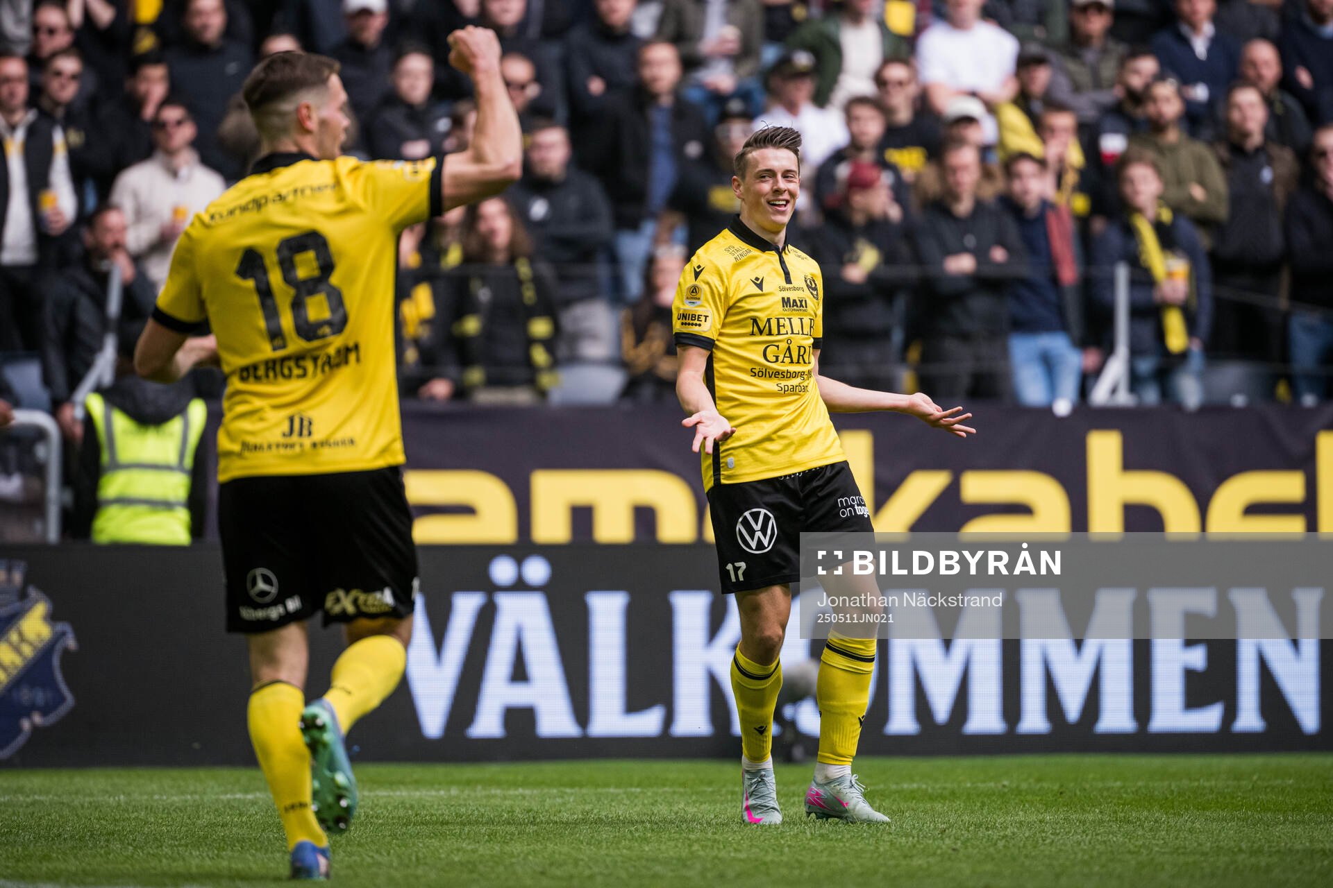 Mjällbys Elliot Stroud jublar efter 0-1 under fotbollsmatchen i Allsvenskan mellan AIK och Mjällby den 11 maj 2025 i Stockholm. 