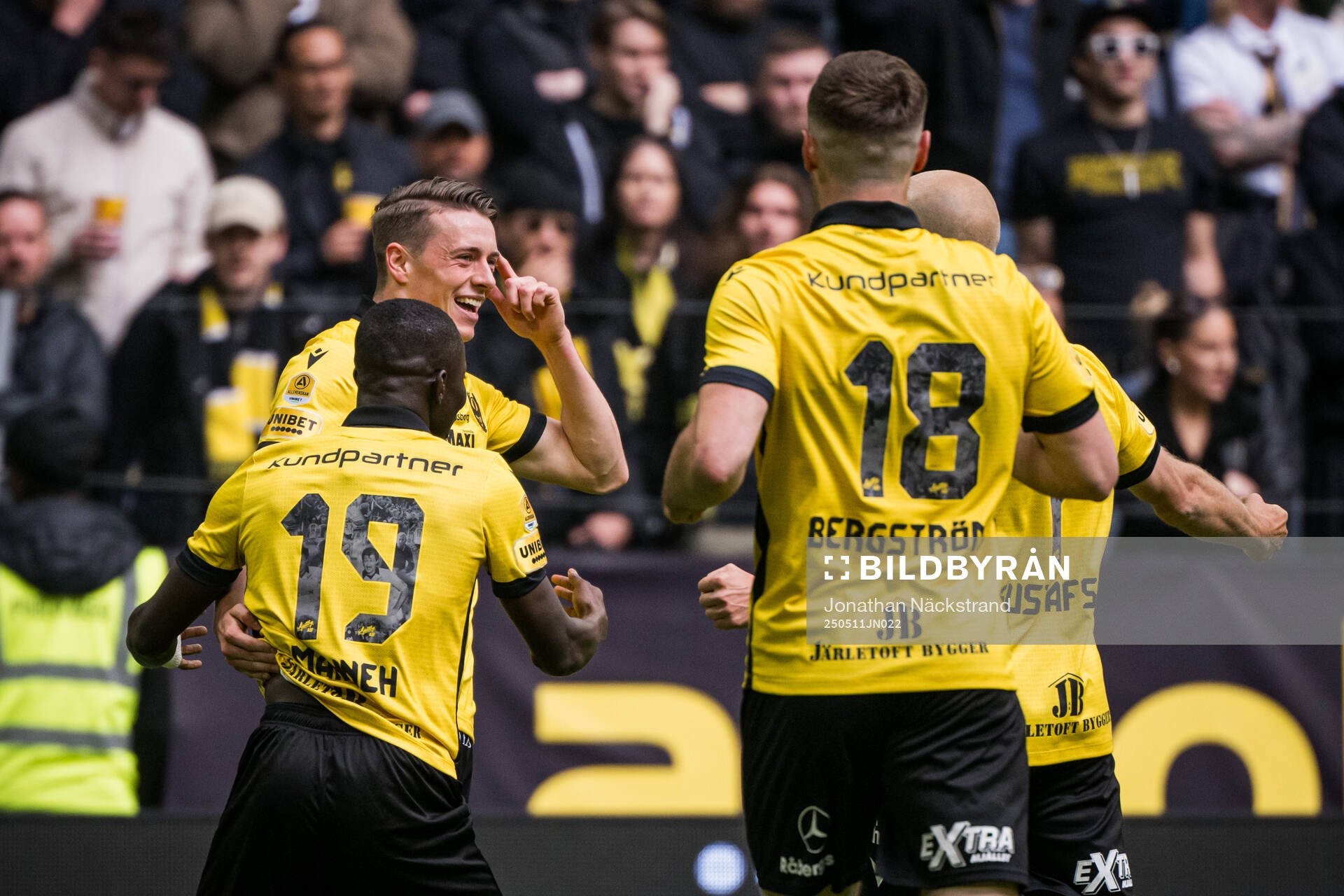 Mjällbys Elliot Stroud jublar efter 0-1 under fotbollsmatchen i Allsvenskan mellan AIK och Mjällby den 11 maj 2025 i Stockholm. 